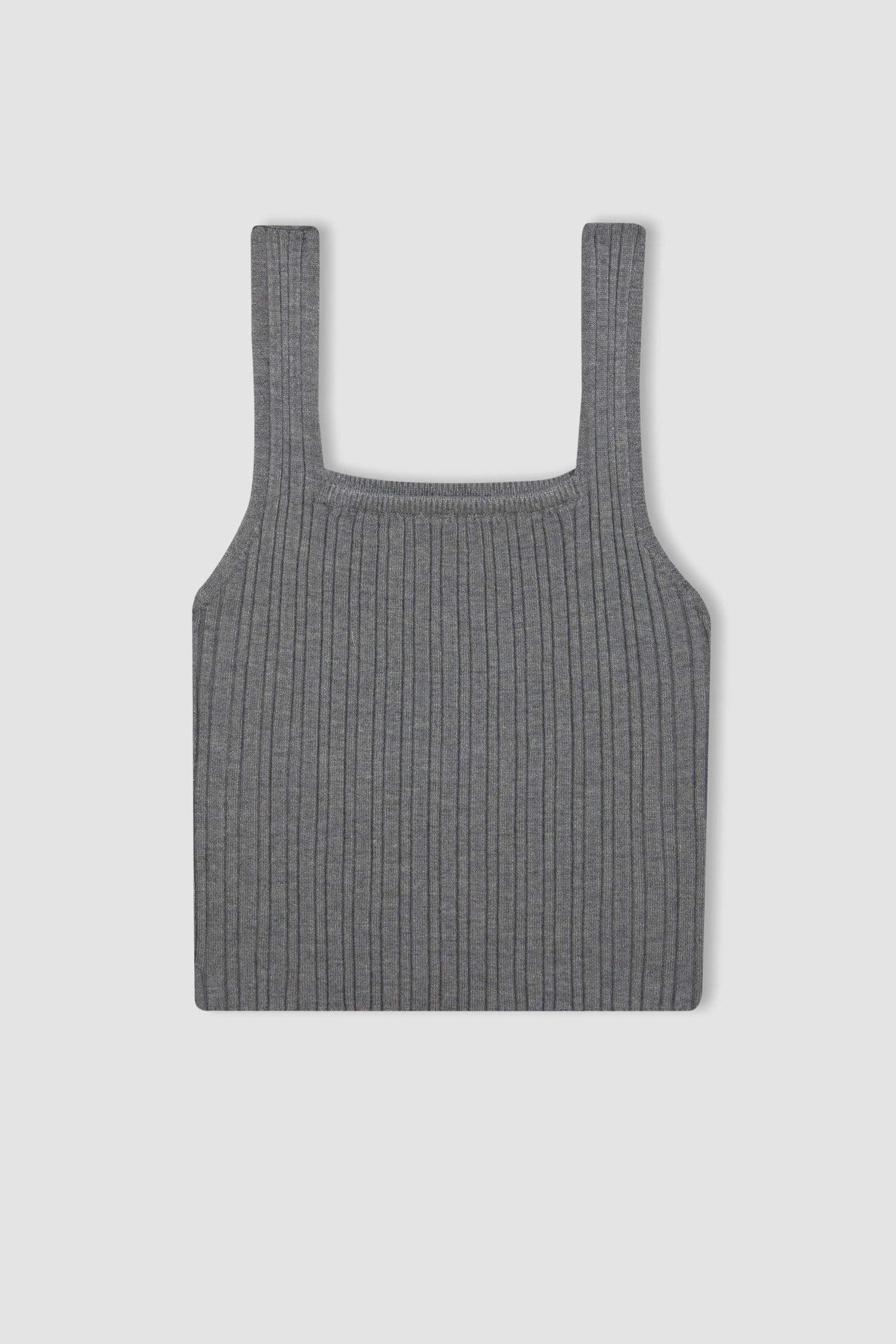 Майка приталенного кроя с квадратным вырезом