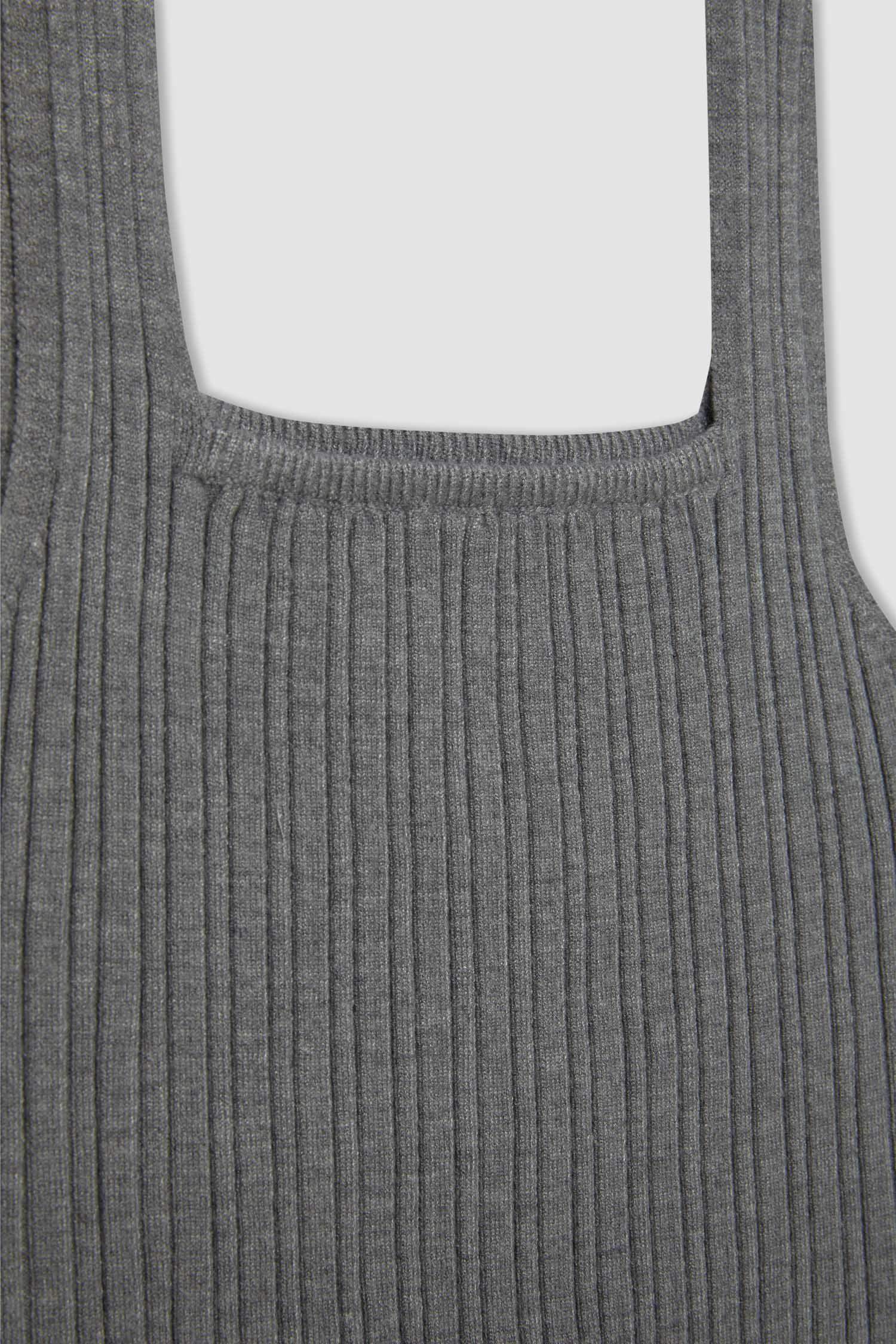 Майка приталенного кроя с квадратным вырезом