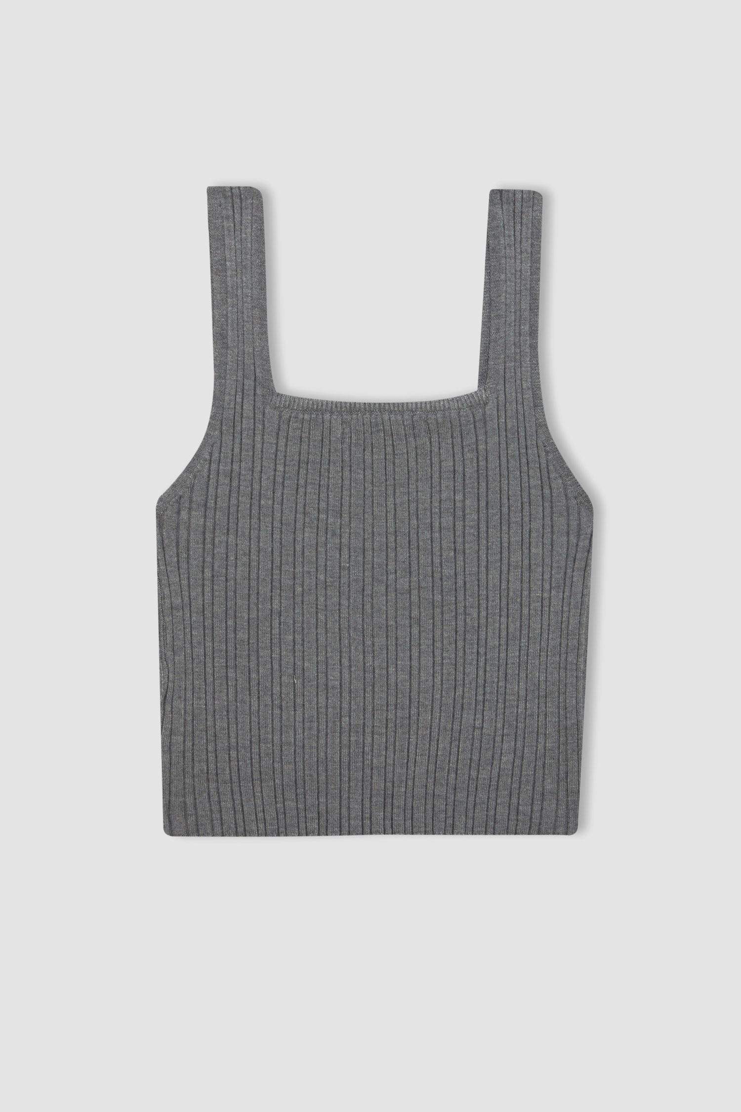 Майка приталенного кроя с квадратным вырезом