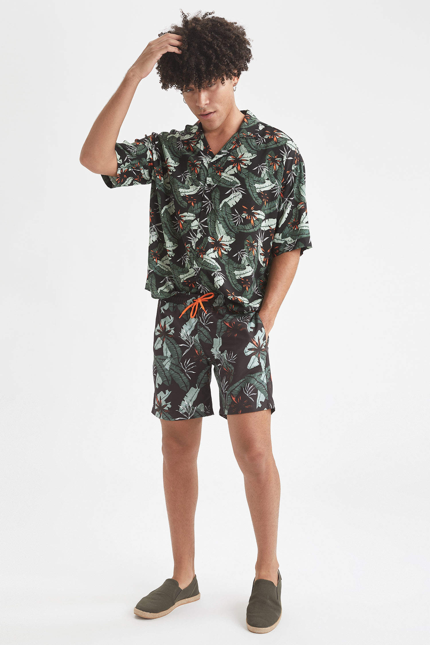 Black MAN Tropical Patterned Short Sleeve Shirt 2080415 | DeFacto
