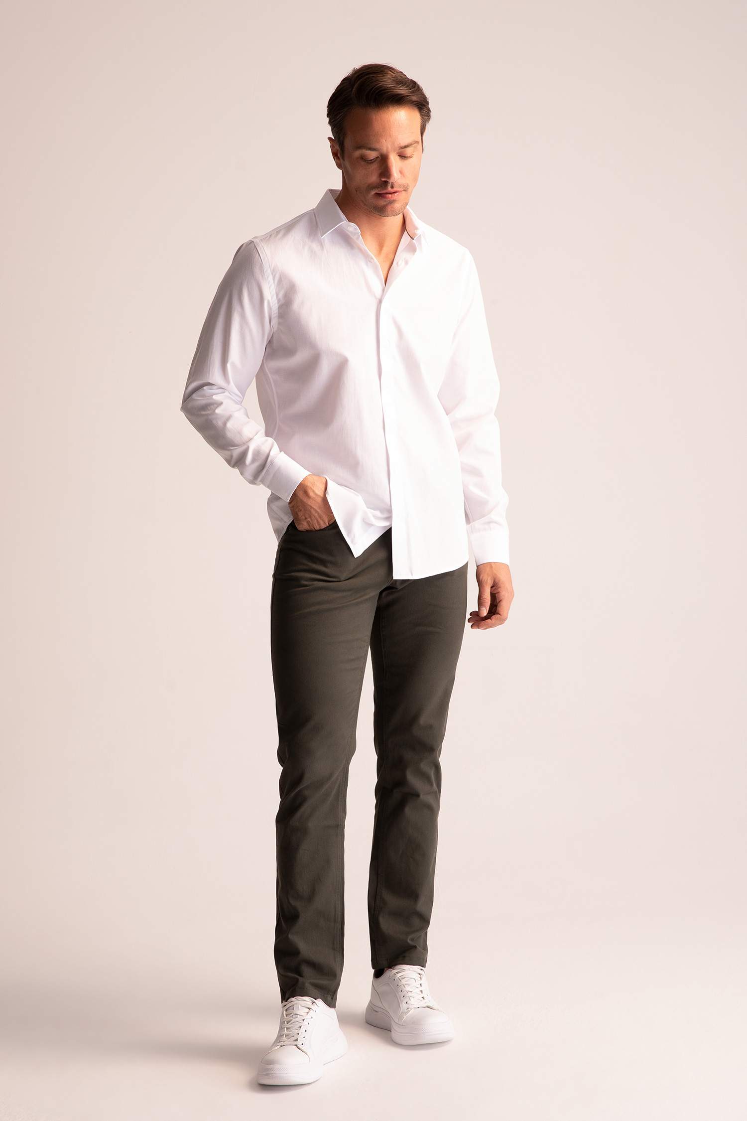 Брюки чинос стандартного кроя