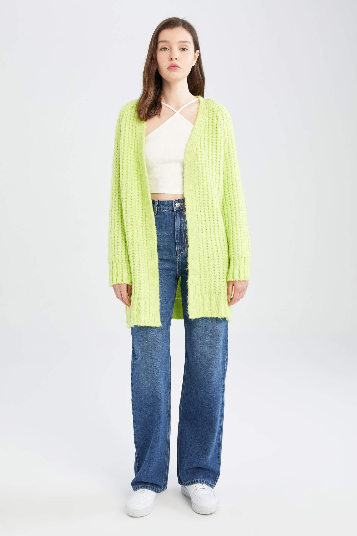 سويترتريكو بقصة طويلة بياقة على شكل V بملمس ناعم