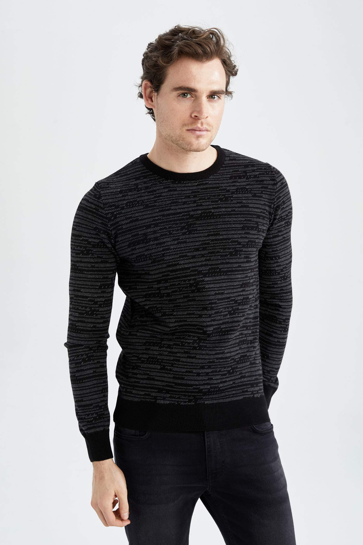 Black MEN Slim Fit Crew Neck Pullover 2502422 | DeFacto