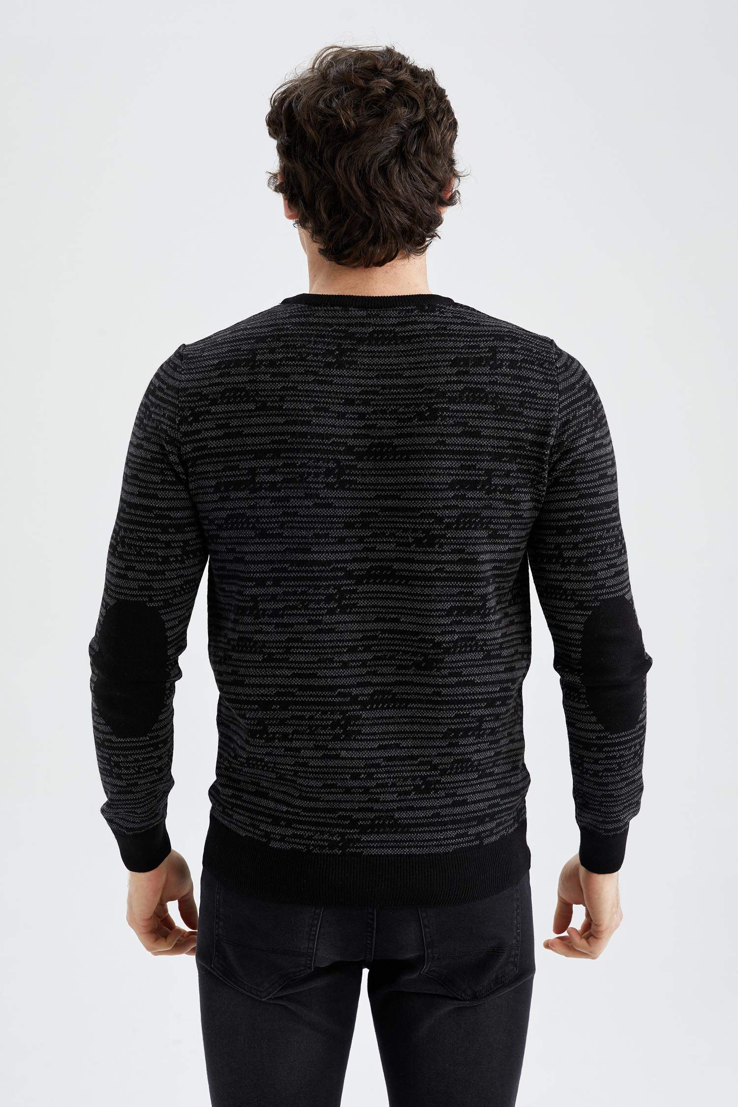 Black MEN Slim Fit Crew Neck Pullover 2502422 | DeFacto