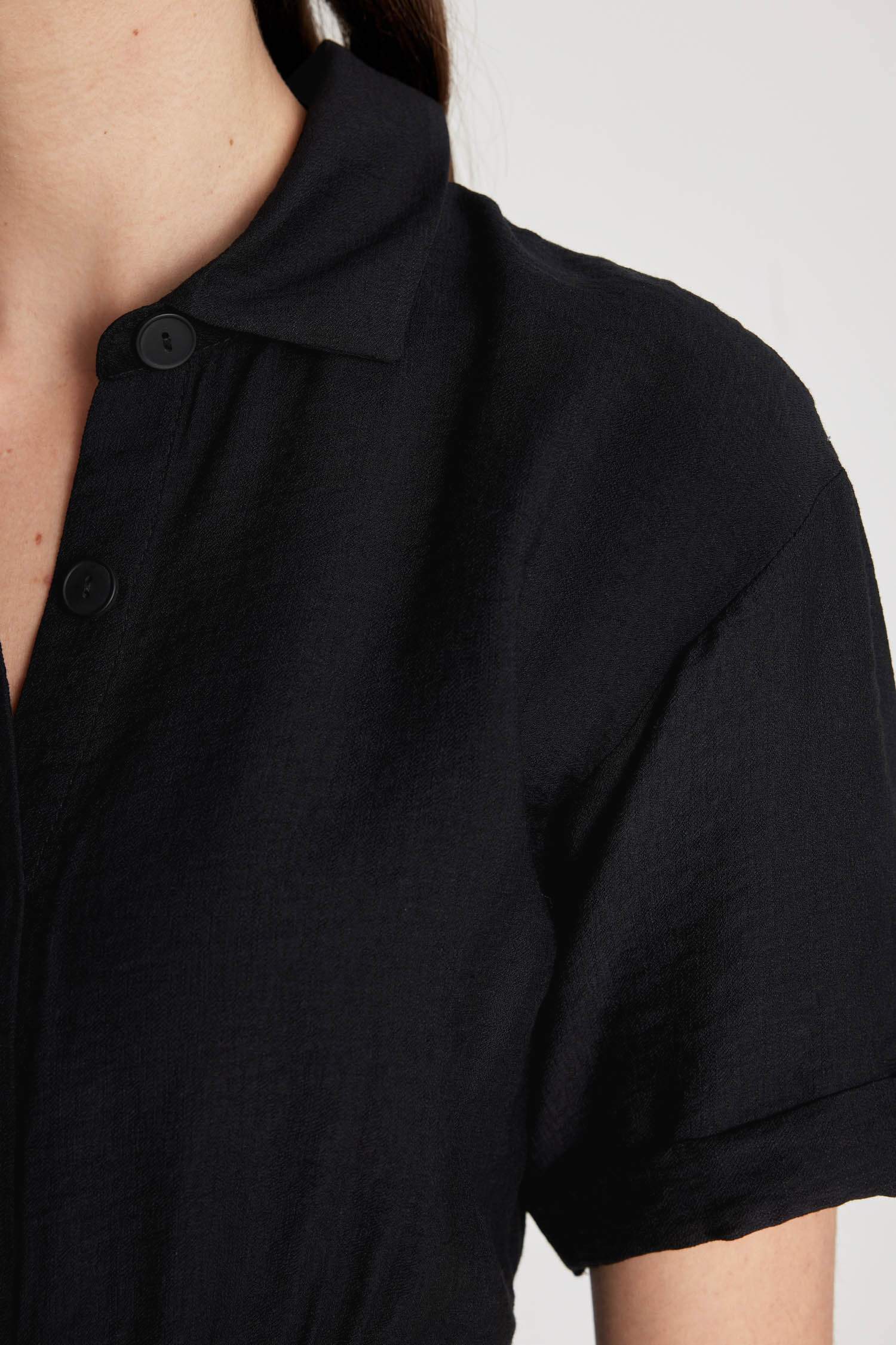 فستان ميدي نص كم بياقة قميص