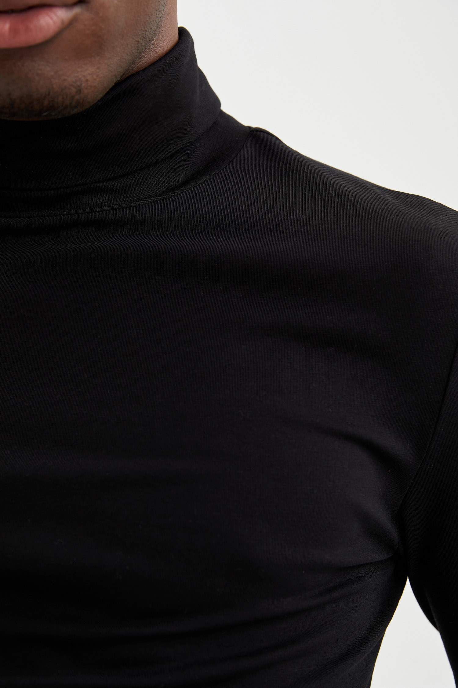 Black MAN Slim Fit Turtleneck Long Sleeve T-shirt 2325840 | DeFacto