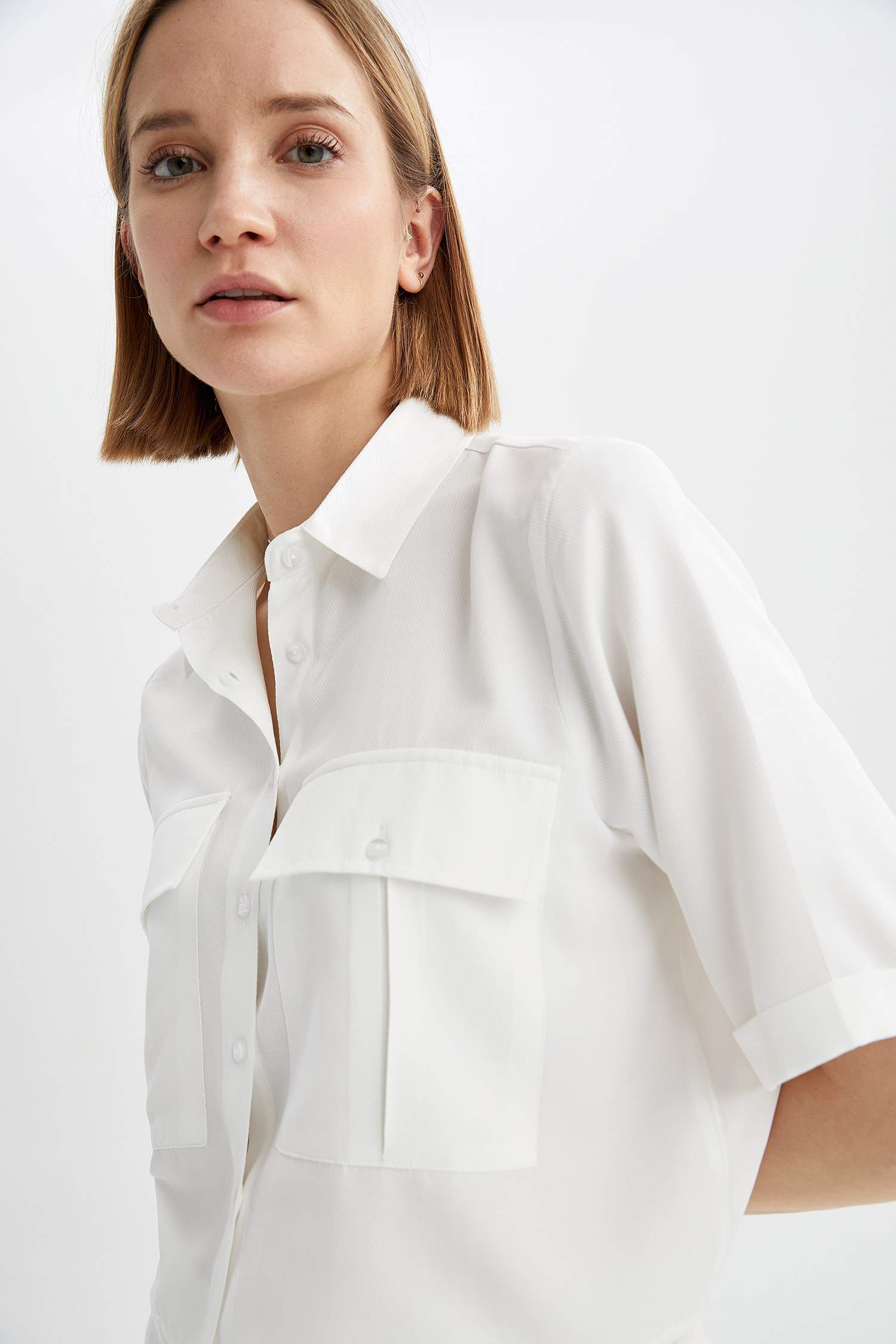 White Woman Short Sleeve Double Pocket Shirt 2012852 Defacto