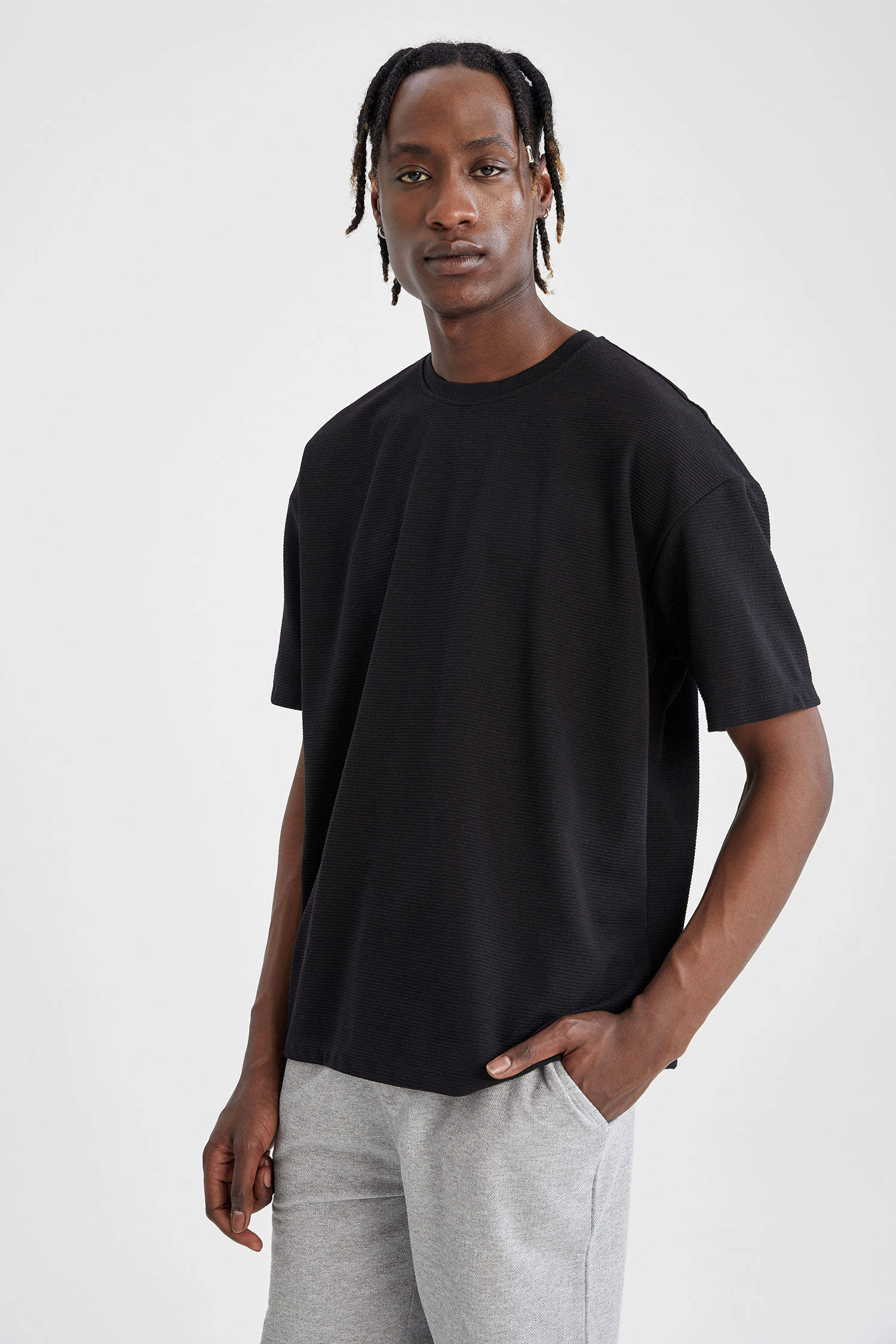 Black MAN Oversized Fit Short Sleeve Crew Neck T-Shirt 2043493 | DeFacto