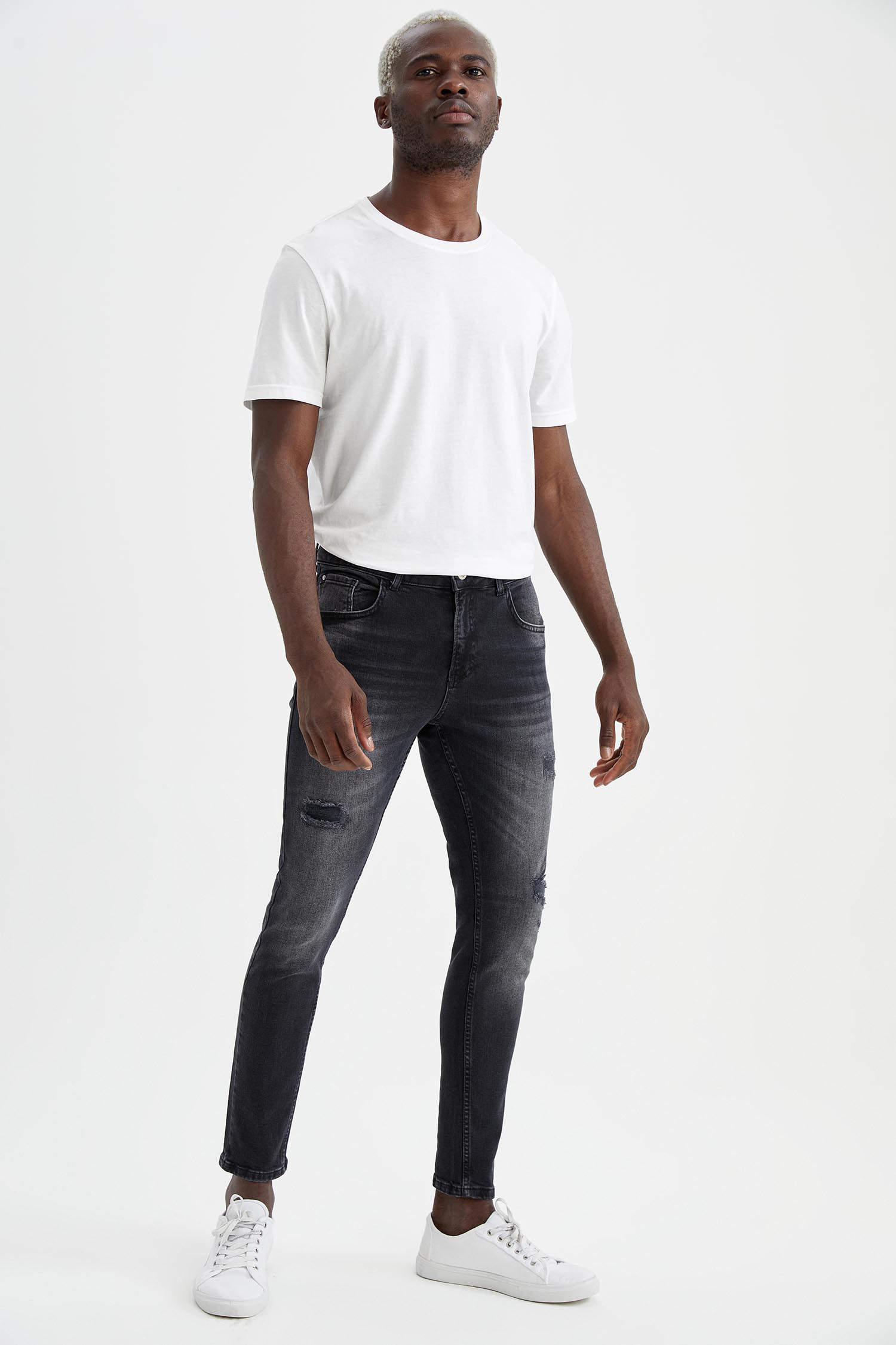Defacto Skinny Comfort Fit Normal Bel Dar Paça Yırtık Detaylı Jean Pantolon. 2