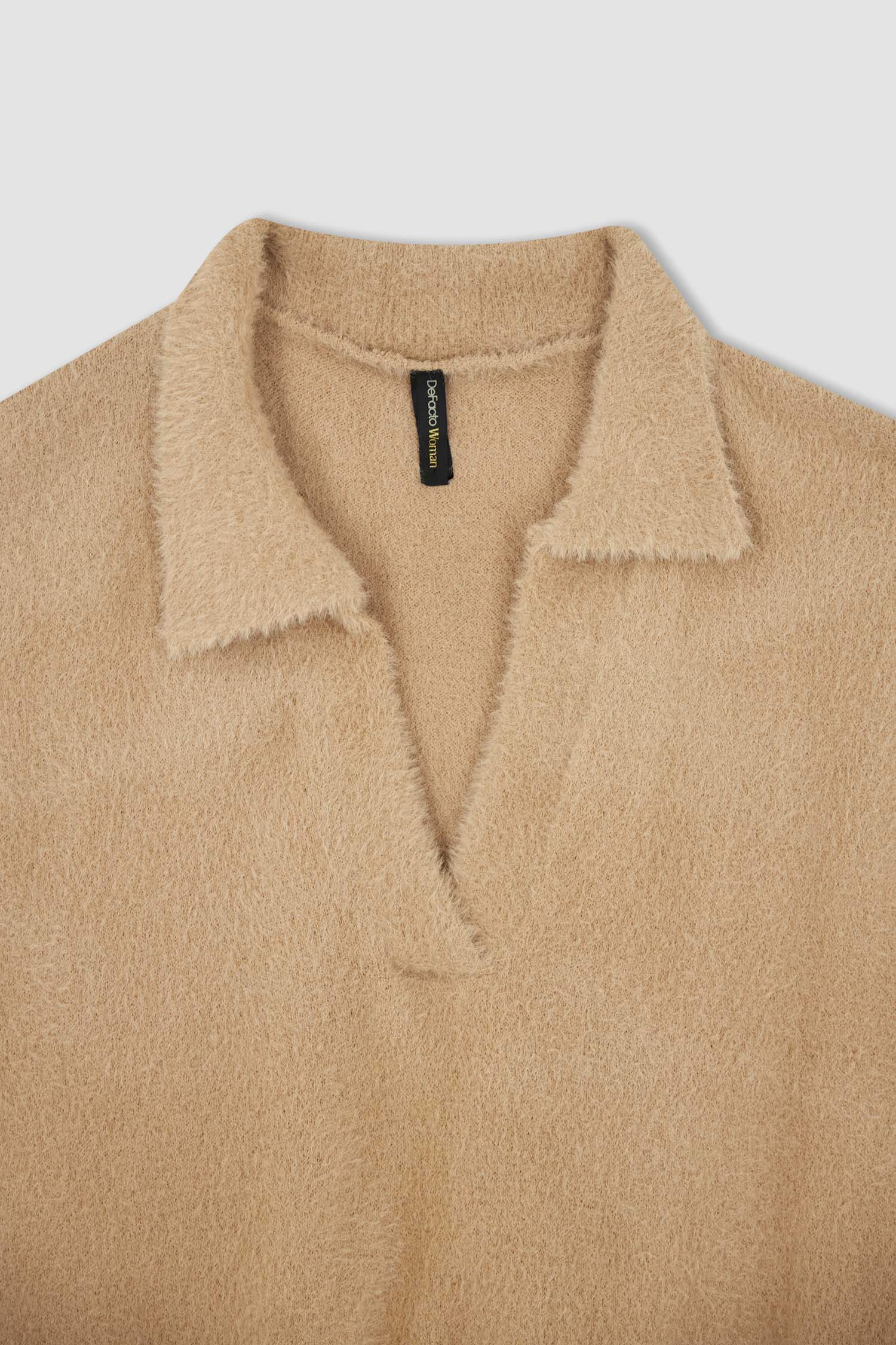 بلوفر كت تريكو بقصة مريحة بياقة بولو من القطيفة