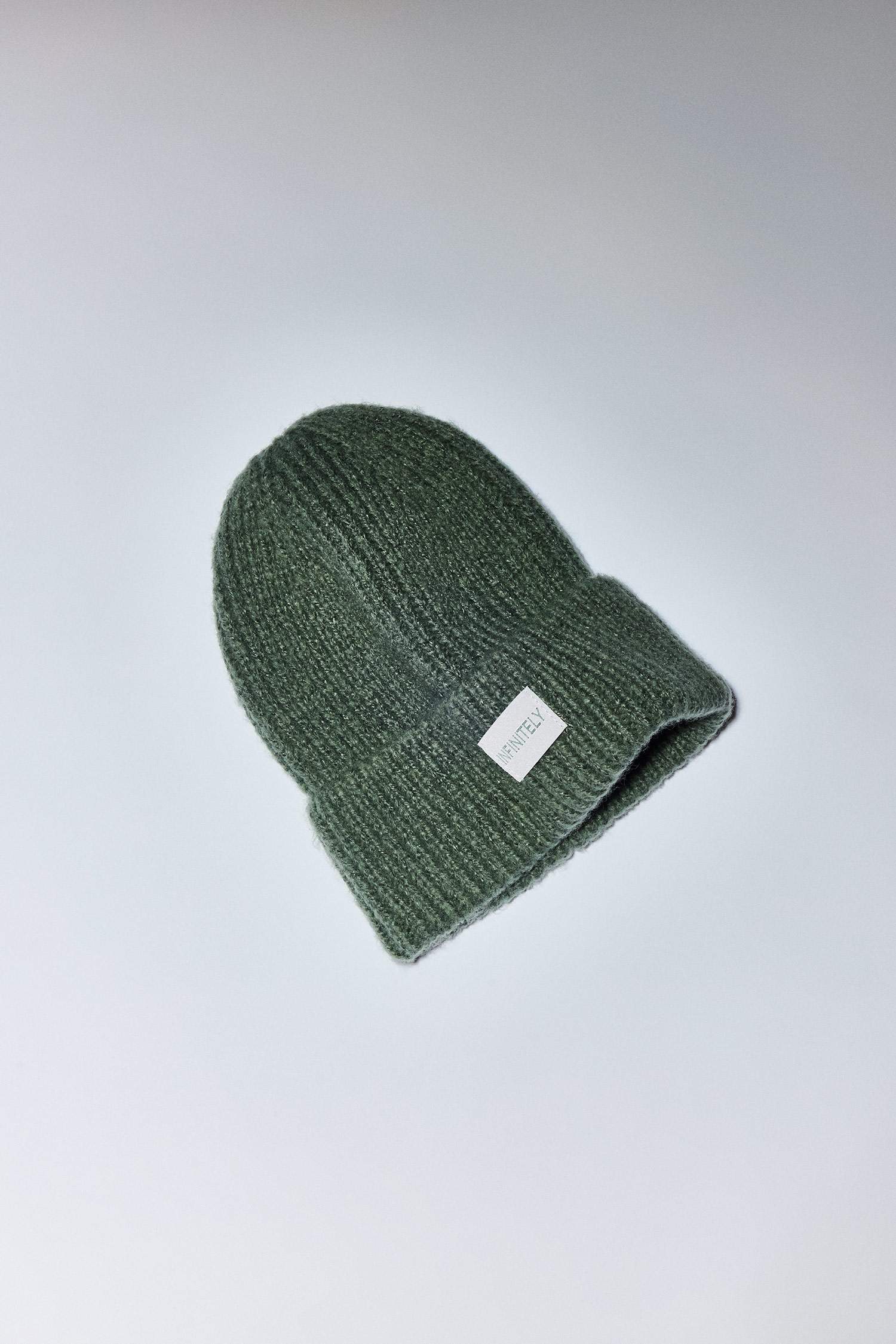 Шапка с патчем для мужчин