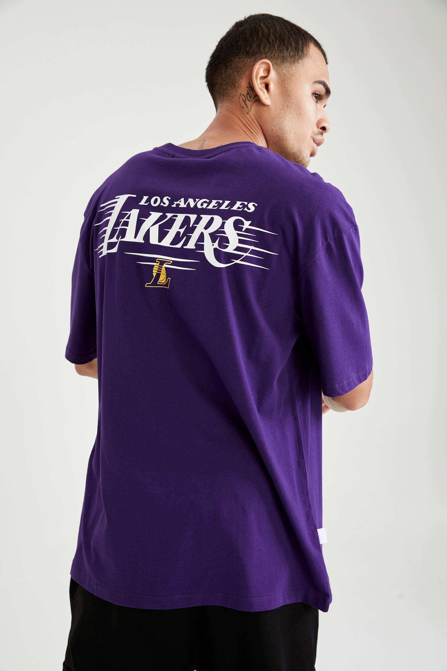 Defacto NBA Los Angeles Lakers Lisanslı Oversize Fit Sırt Baskılı Kısa Kollu Tişört. 1