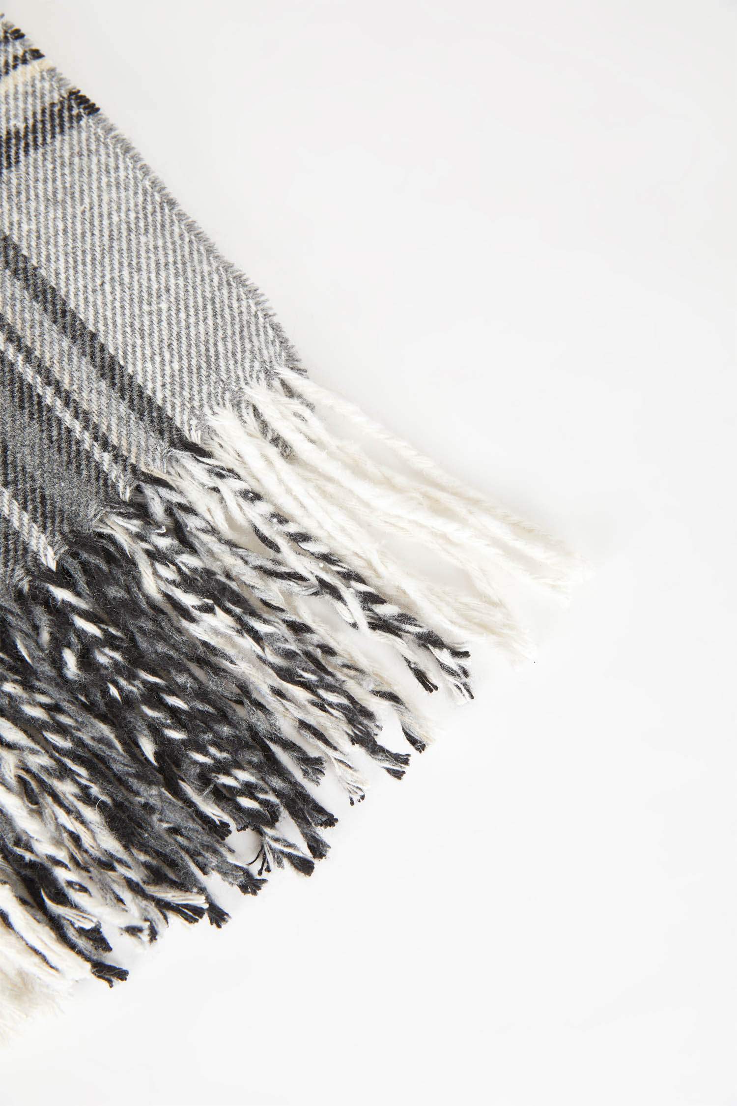 وشاح مزين بشراشيب