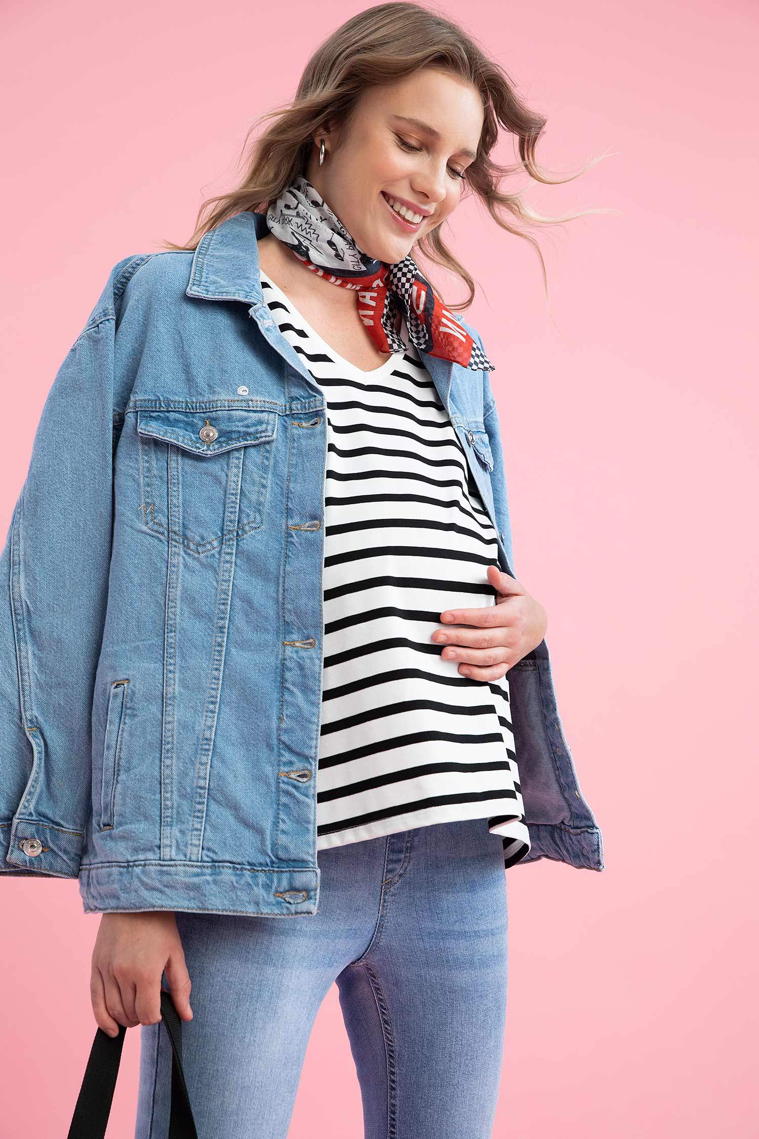 Haut de maternité rayé à col en V et manches courtes