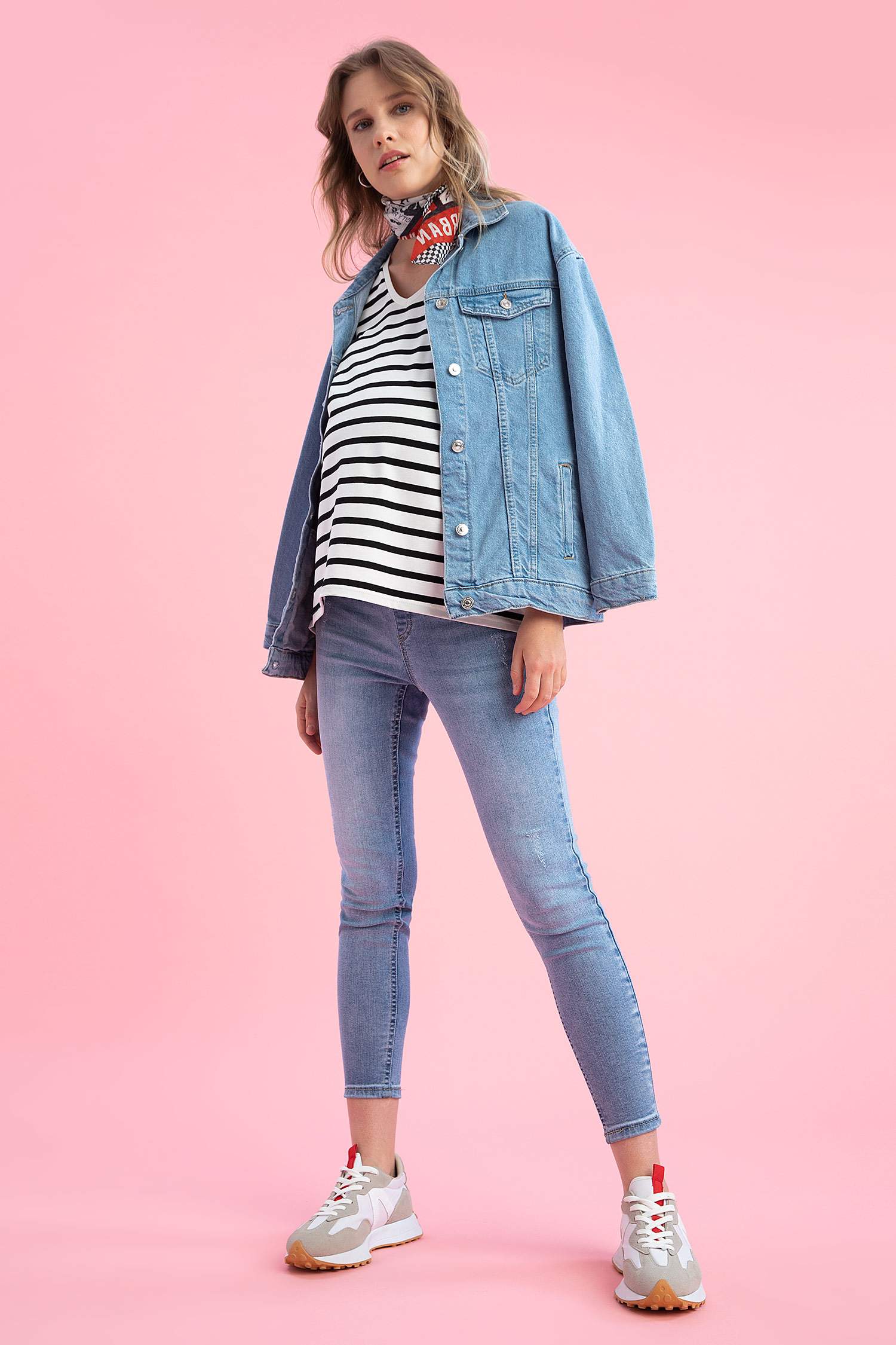 Haut de maternité rayé à col en V et manches courtes