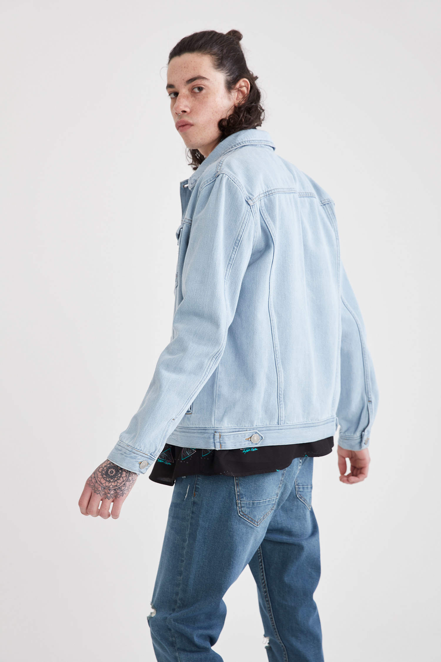 Defacto Slim Fit Yırtık Detaylı Jean Ceket. 1