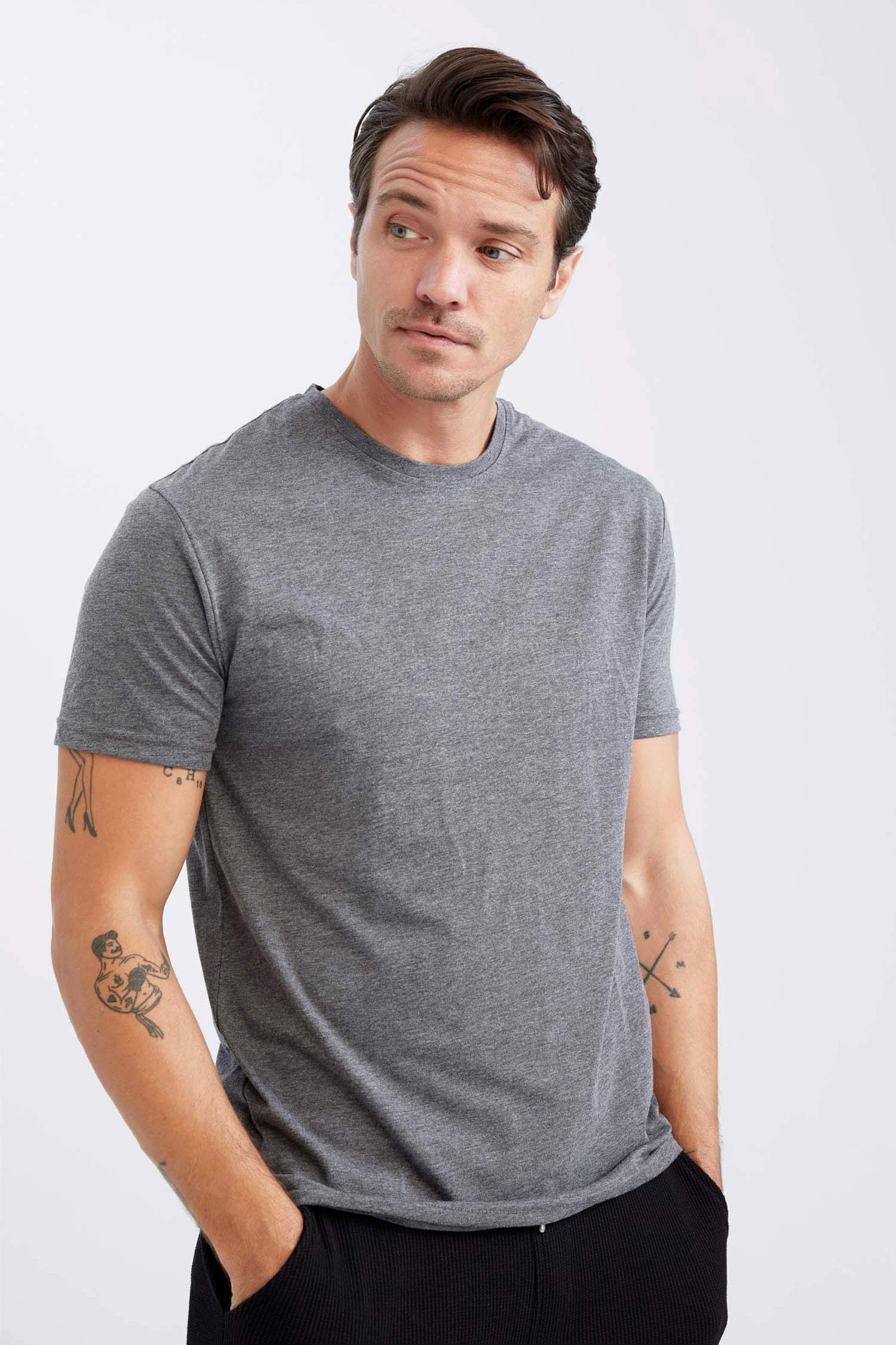 Футболка с коротким рукавом стандартного кроя с круглым вырезом для мужчин