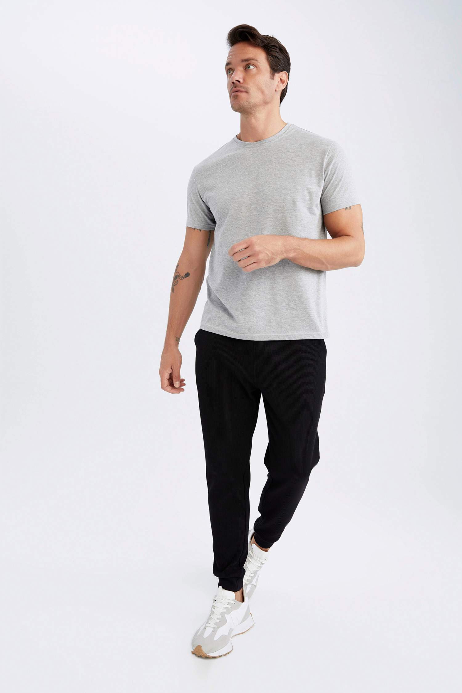 Футболка с коротким рукавом стандартного кроя с круглым вырезом для мужчин