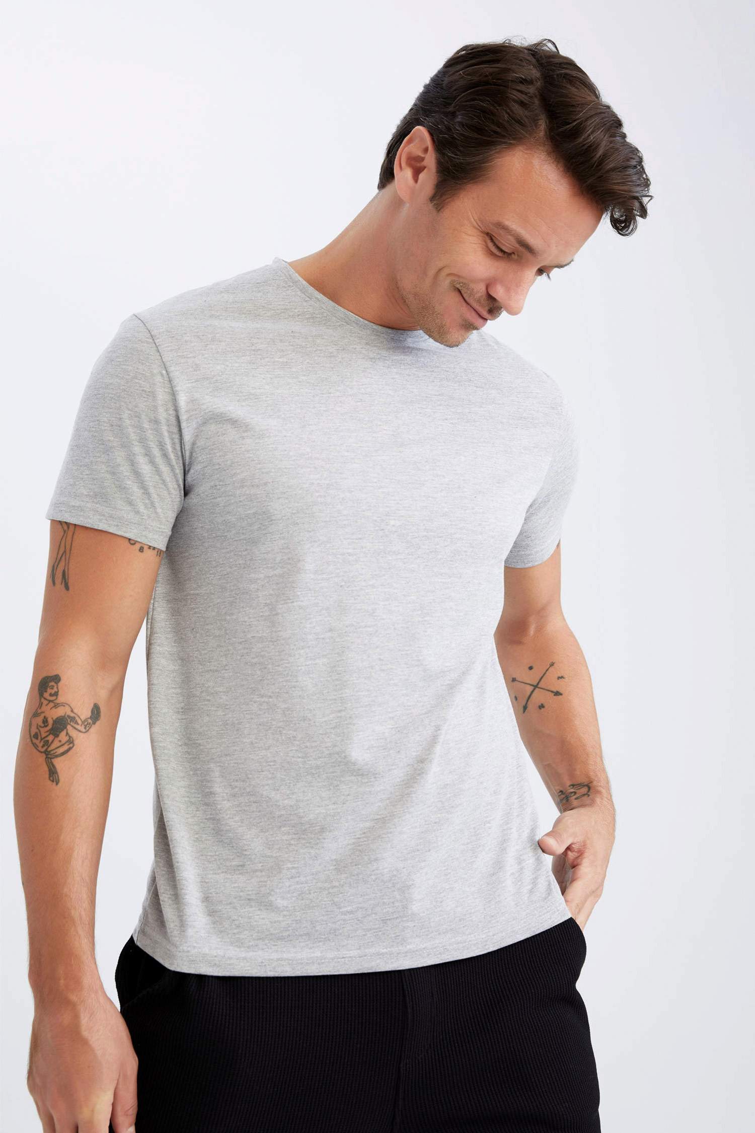 Футболка с коротким рукавом стандартного кроя с круглым вырезом для мужчин