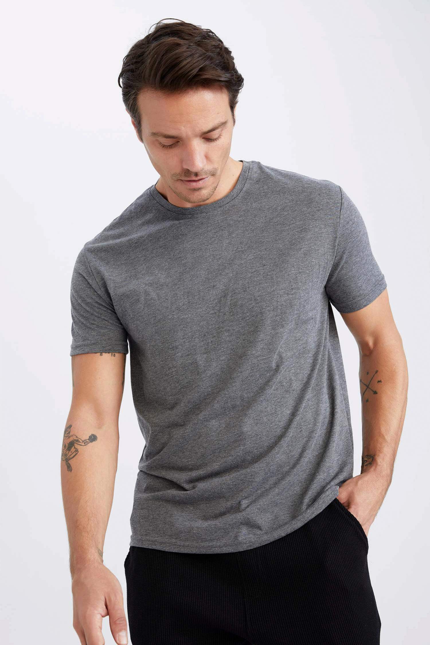 Футболка с коротким рукавом стандартного кроя с круглым вырезом для мужчин