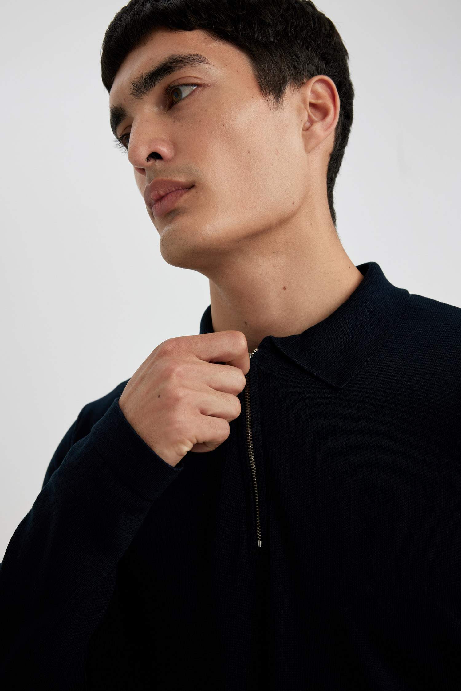 Свитер с воротником поло приталенного кроя