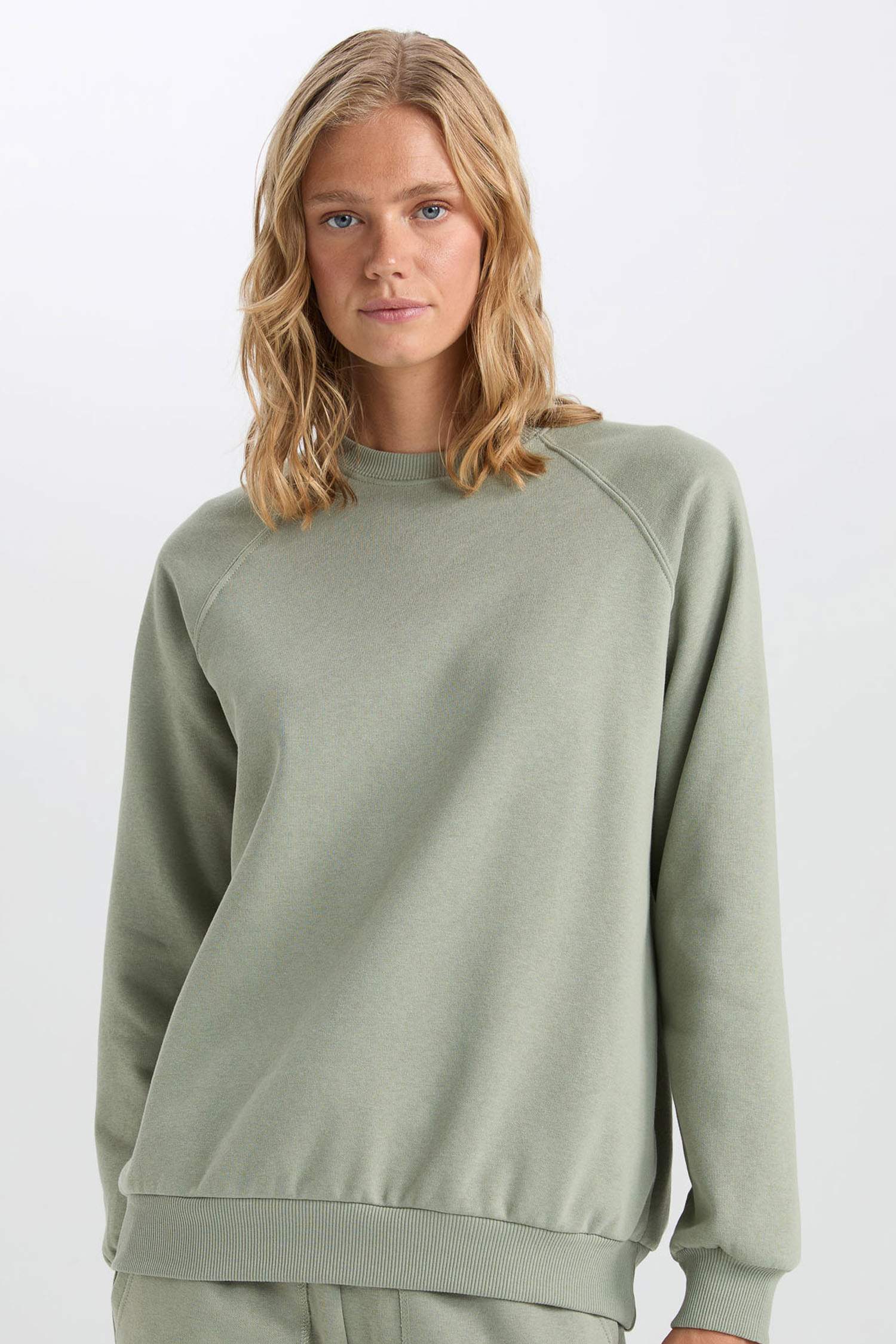 سويت شيرت واسع برقبة مستديرة