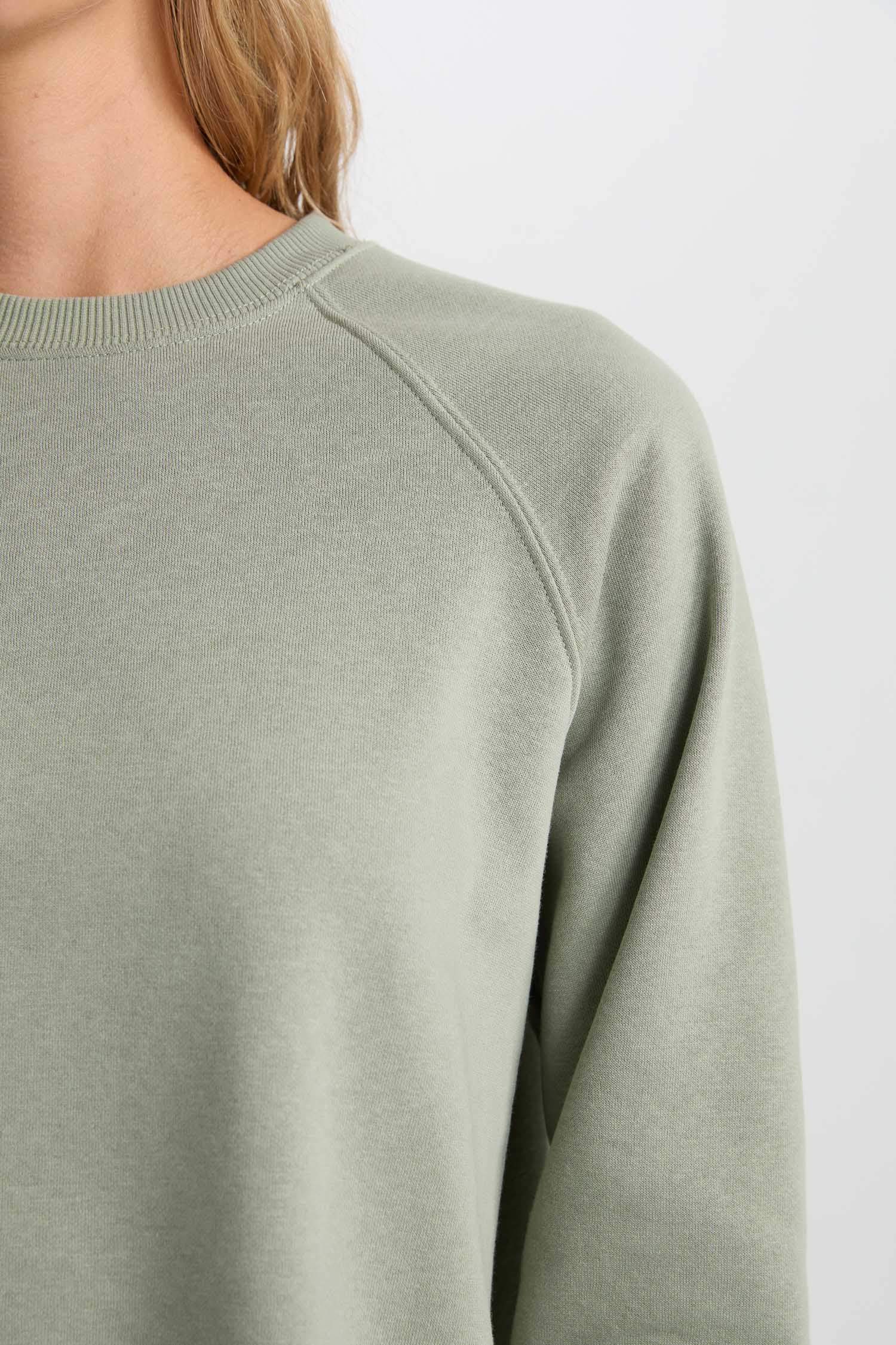 سويت شيرت واسع برقبة مستديرة