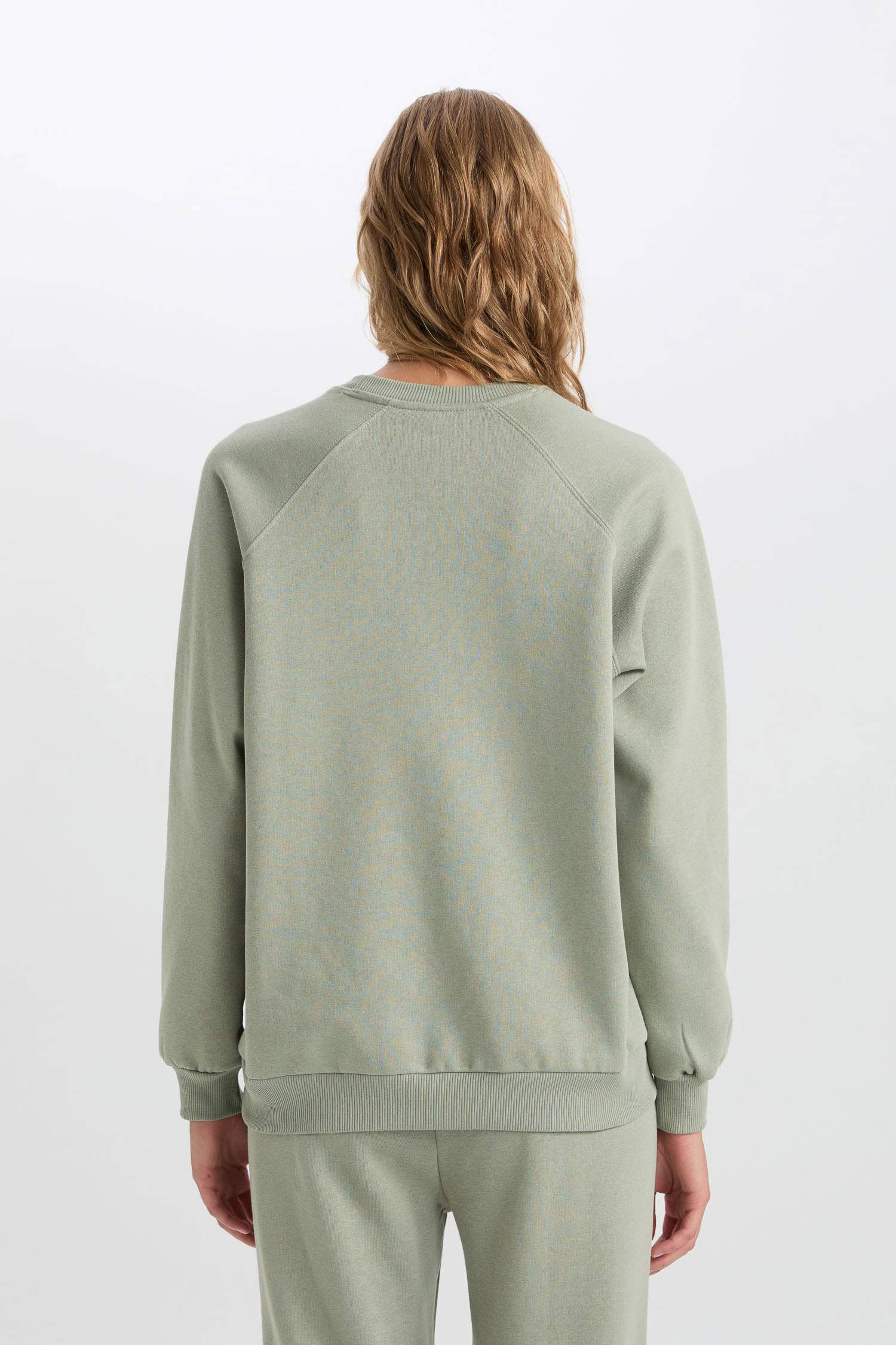 سويت شيرت واسع برقبة مستديرة