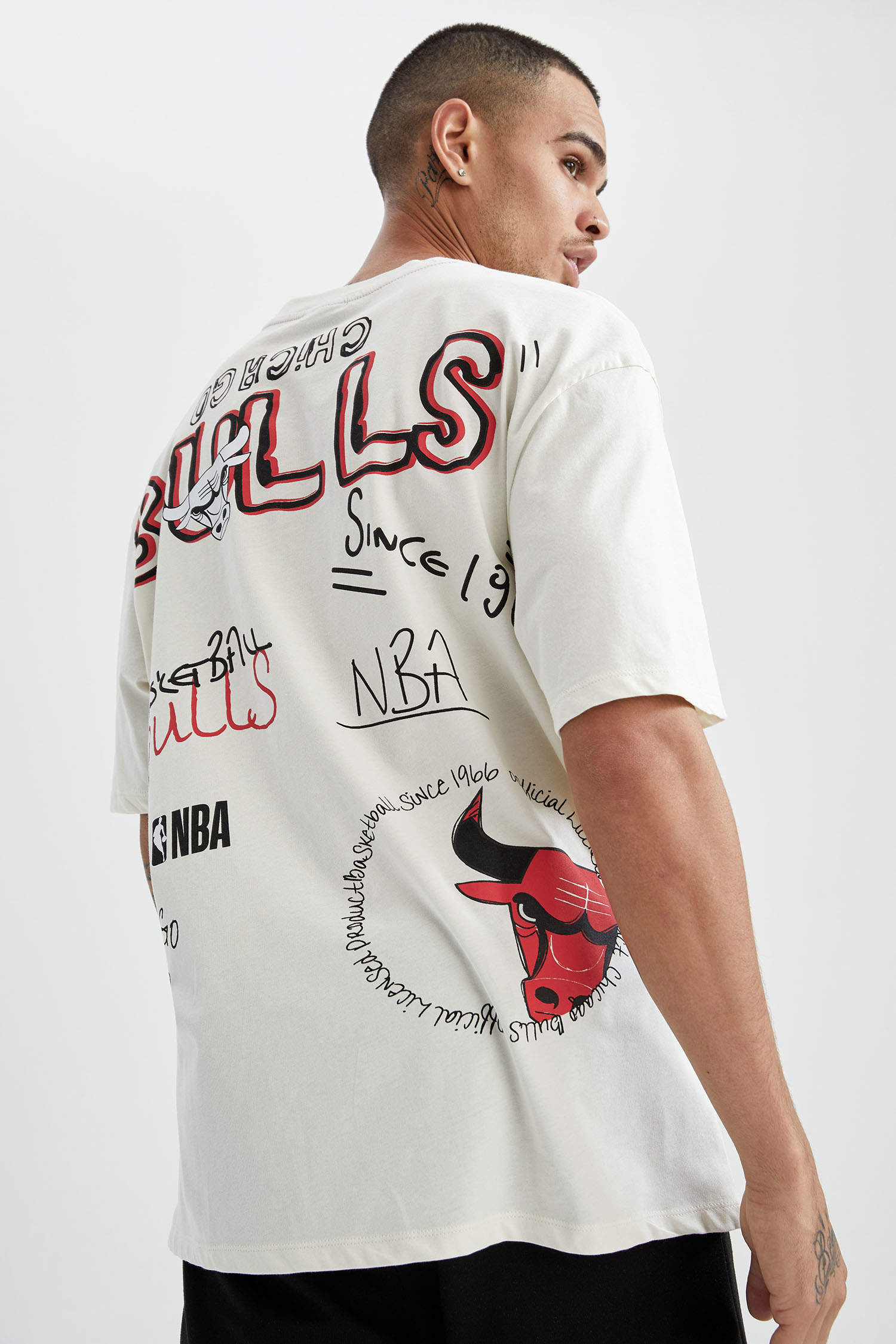 Defacto NBA Chicago Bulls Lisanslı Oversize Fit Sırt Baskılı Bisiklet Yaka Pamuklu Penye Tişört. 3