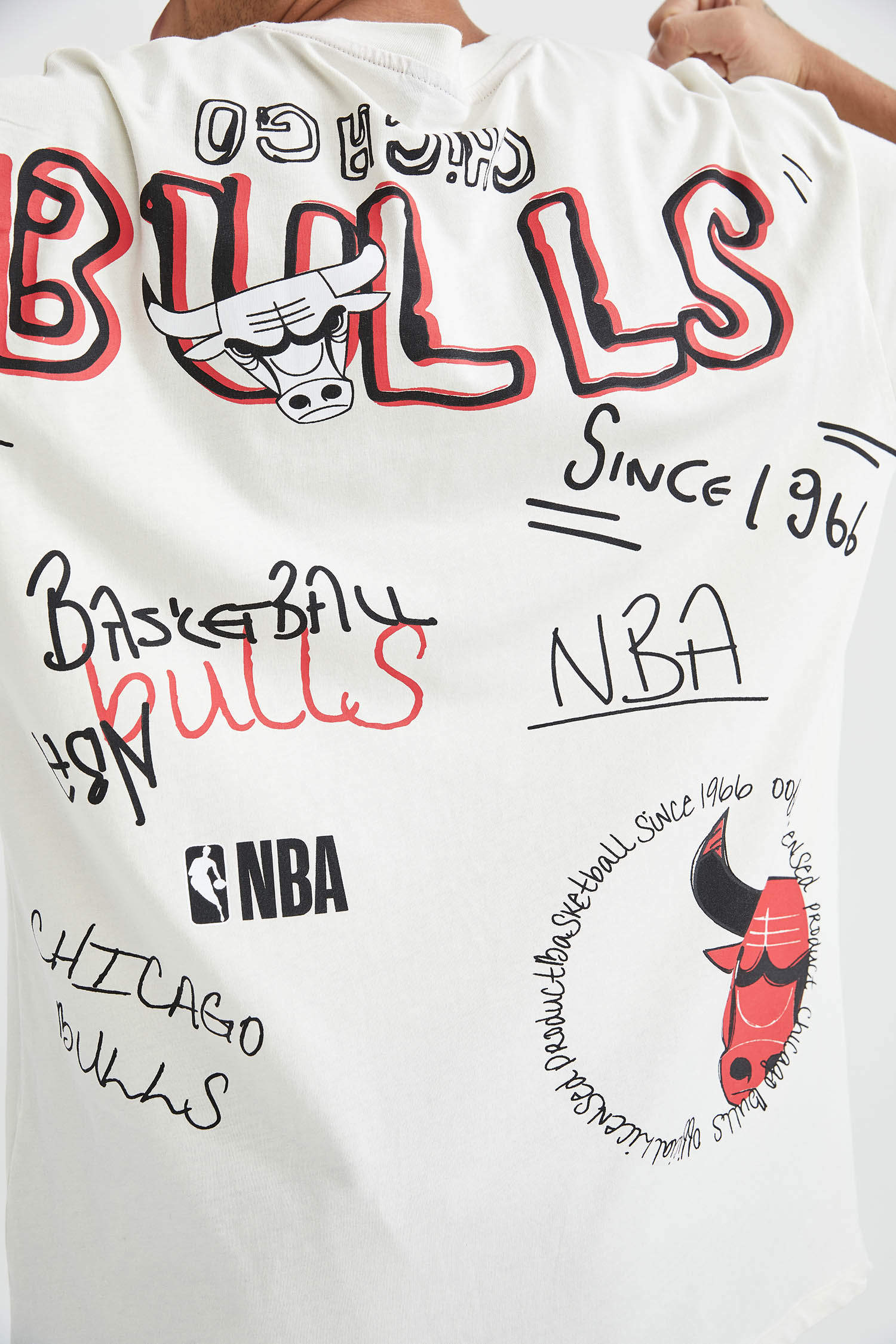 Defacto NBA Chicago Bulls Lisanslı Oversize Fit Sırt Baskılı Bisiklet Yaka Pamuklu Penye Tişört. 5
