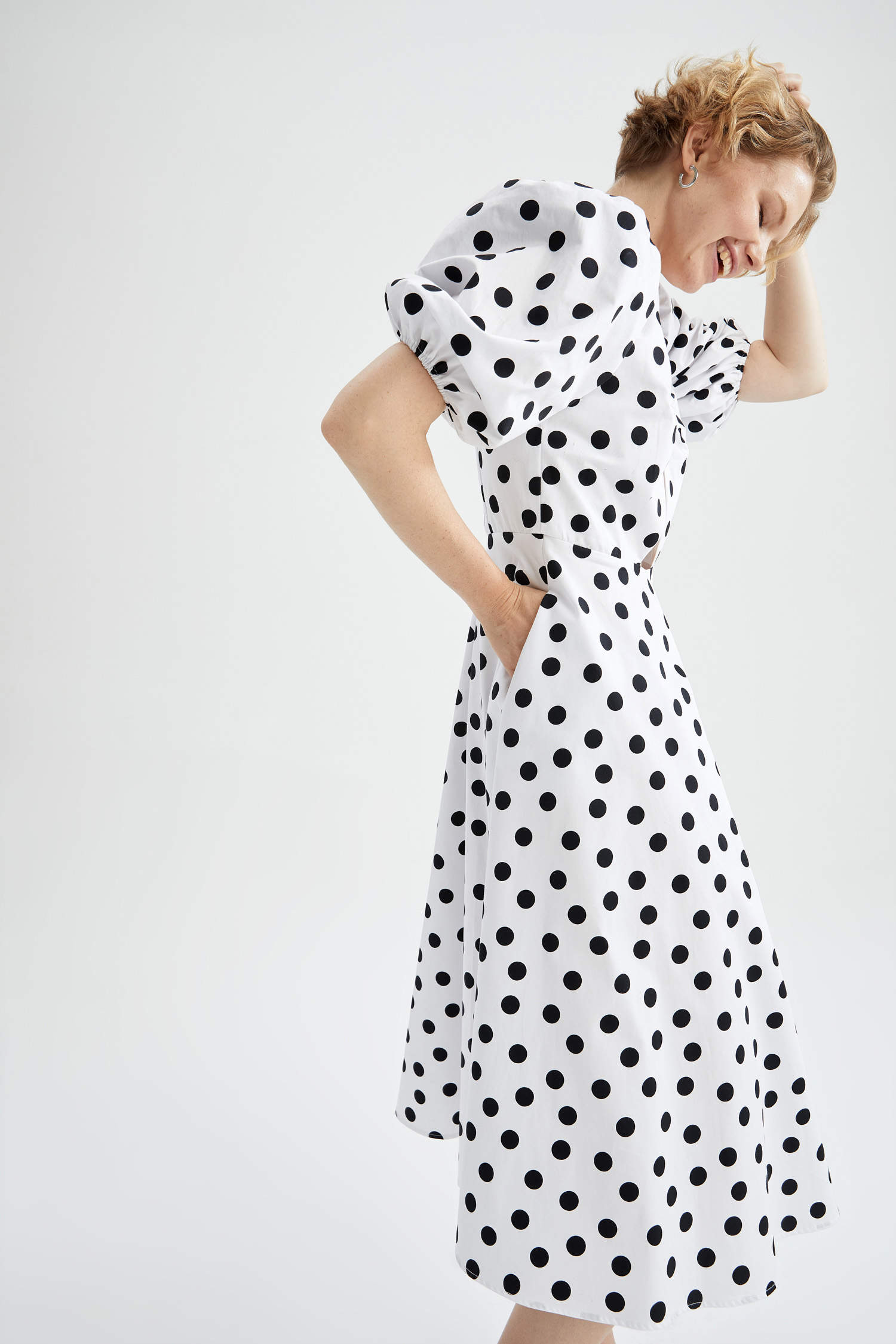 Defacto Nihan Peker Tasarım Puantiye Desenli Fiyonk Detaylı Midi Elbise. 3