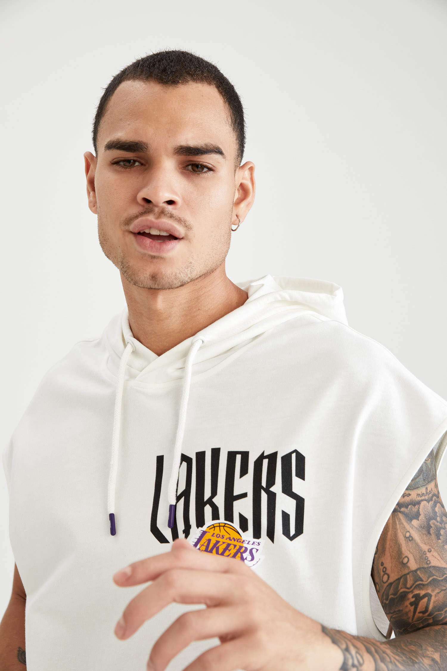 Defacto Fit NBA Los Angeles Lakers Lisanslı Sweatshirt Ekru