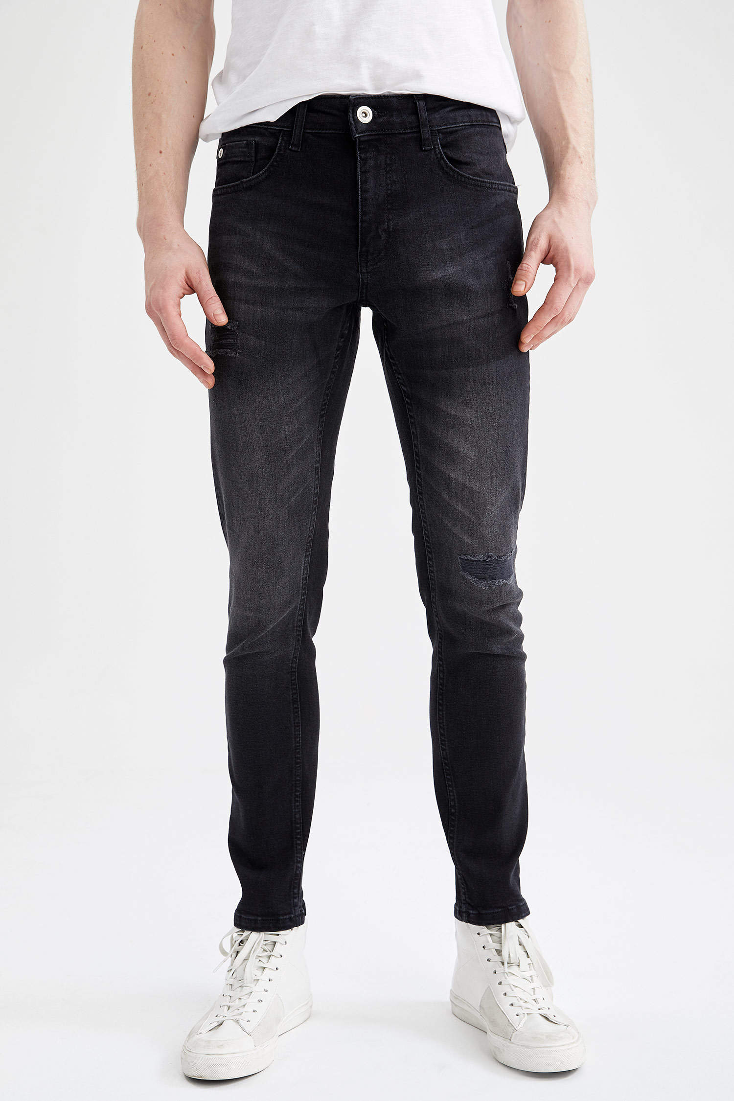 Black MEN Skinny Comfort Fit Narrow Leg Jean Trousers 2367116 | DeFacto