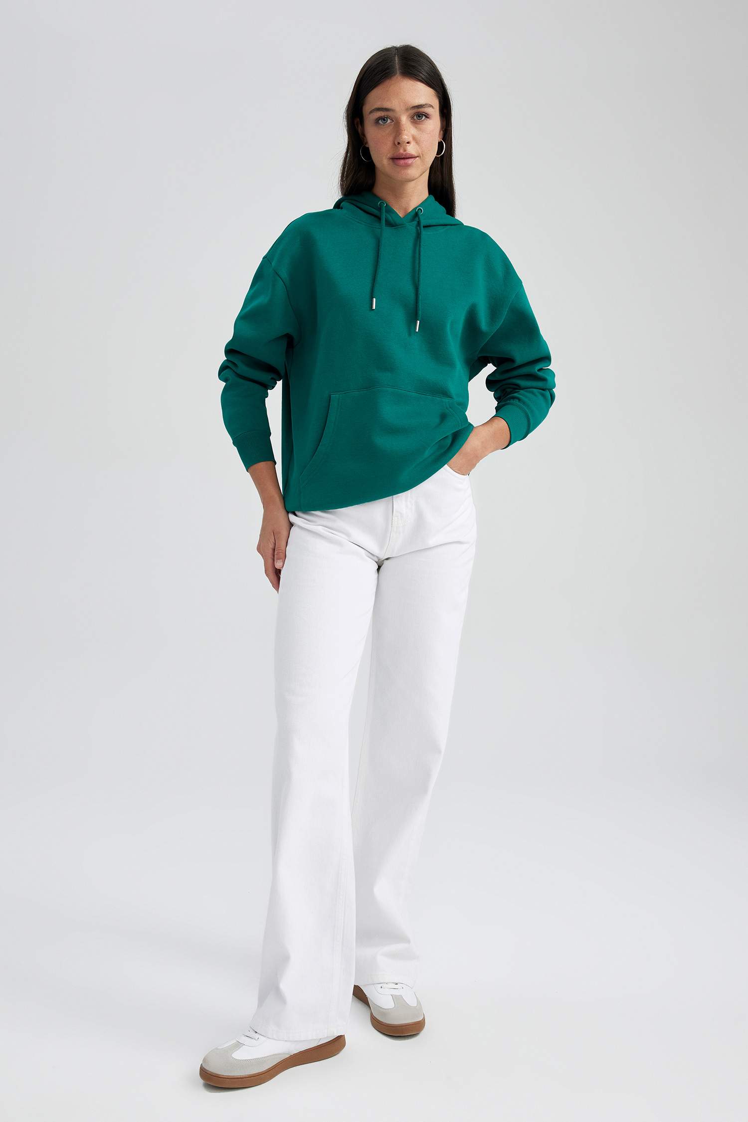 Свитшот свободного кроя с капюшоном из плотной ткани