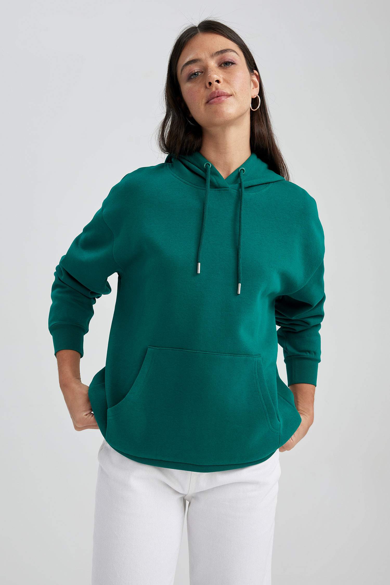 Свитшот свободного кроя с капюшоном из плотной ткани