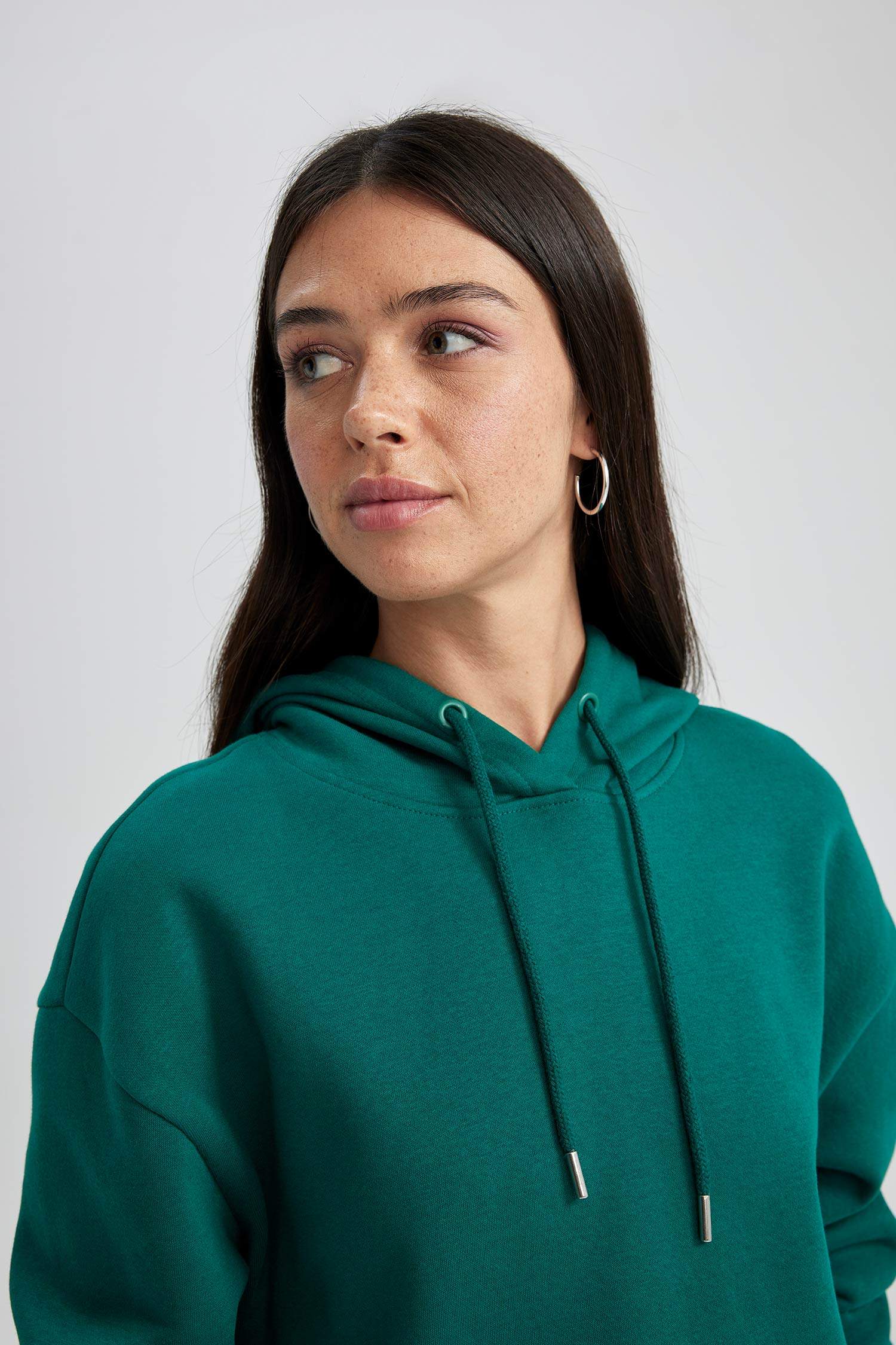 Свитшот свободного кроя с капюшоном из плотной ткани