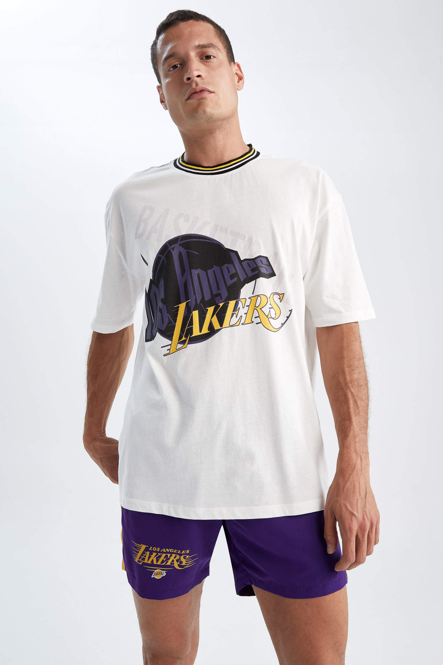 Defacto NBA Los Angeles Lakers Lisanslı Oversize Fit Kısa Kollu Pamuklu Penye Tişört. 3