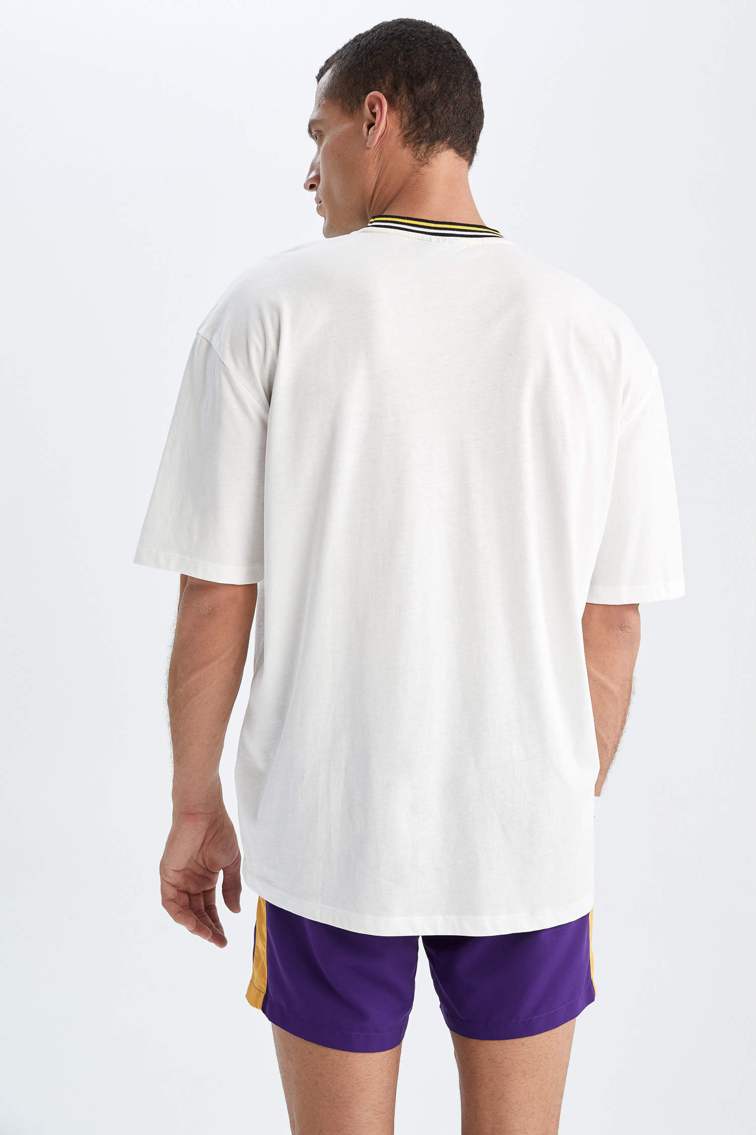 Defacto NBA Los Angeles Lakers Lisanslı Oversize Fit Kısa Kollu Pamuklu Penye Tişört. 5