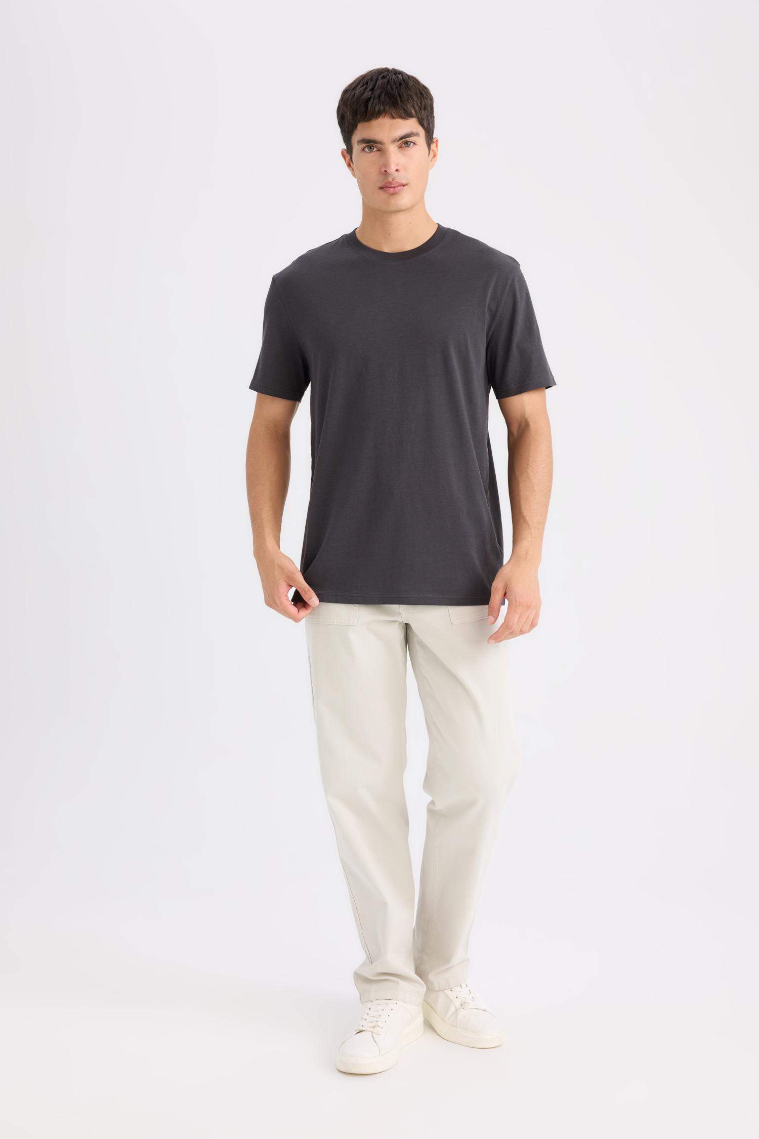 Футболка базовая стандартного кроя с круглым вырезом