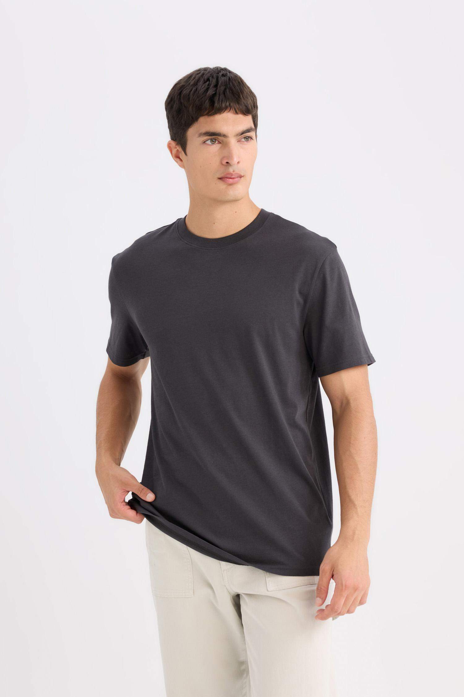 Футболка базовая стандартного кроя с круглым вырезом