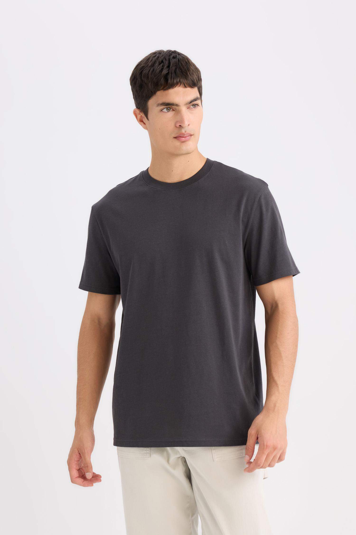 Футболка базовая стандартного кроя с круглым вырезом