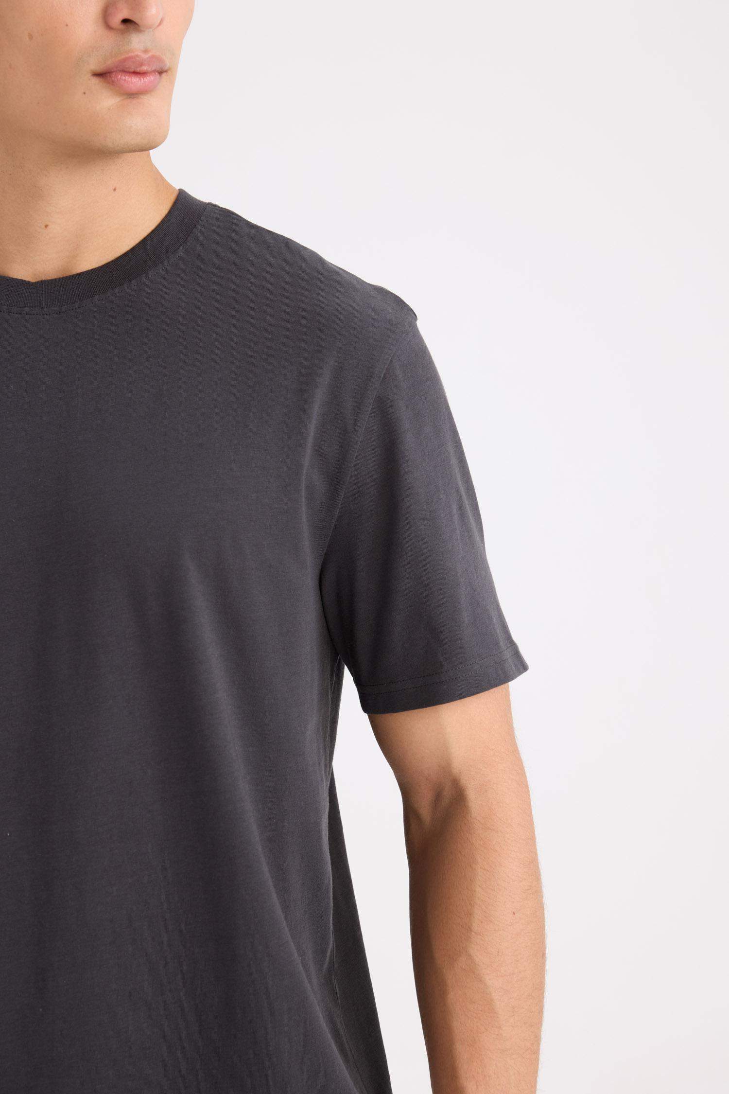 Футболка базовая стандартного кроя с круглым вырезом