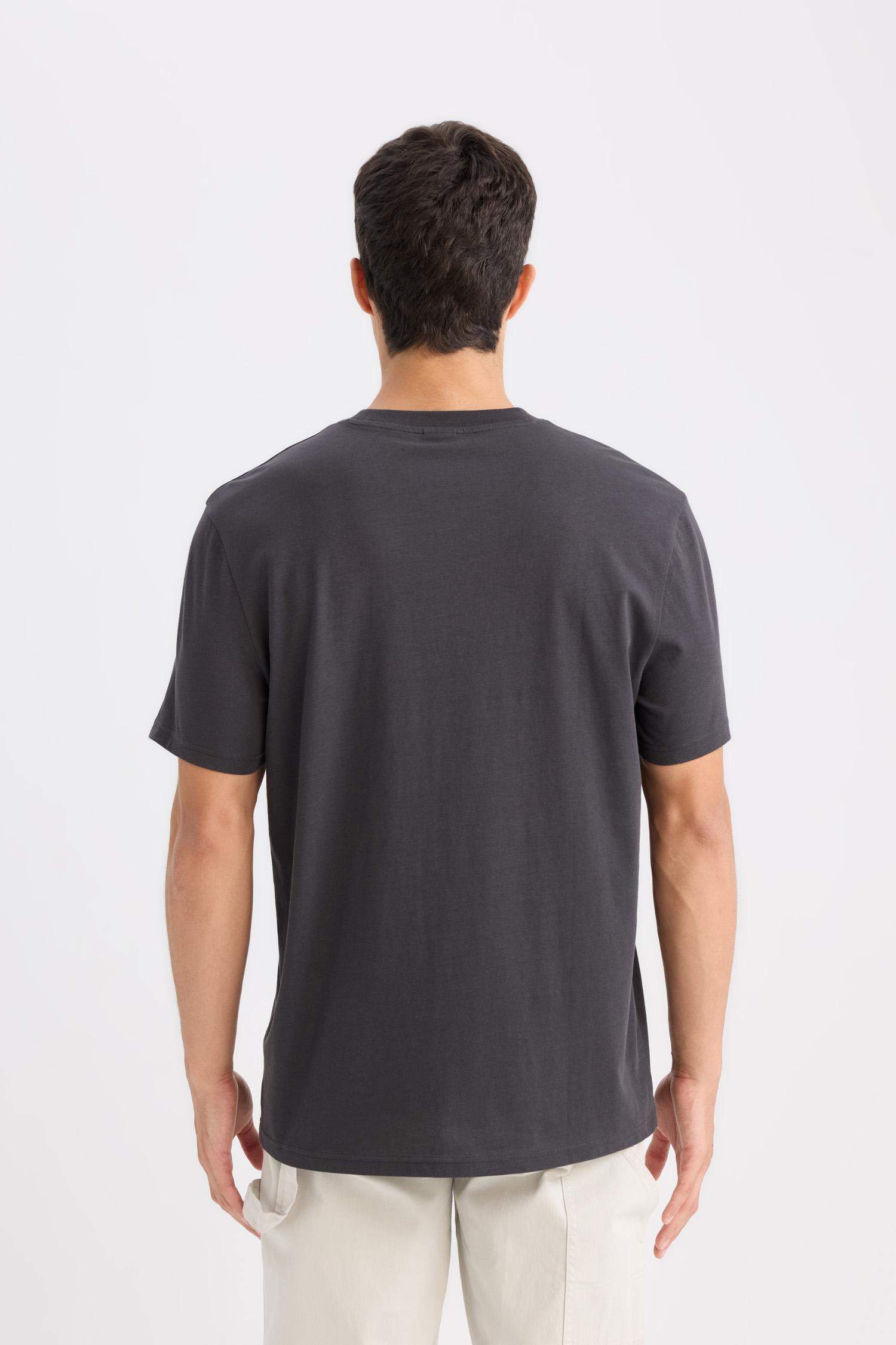 Футболка базовая стандартного кроя с круглым вырезом