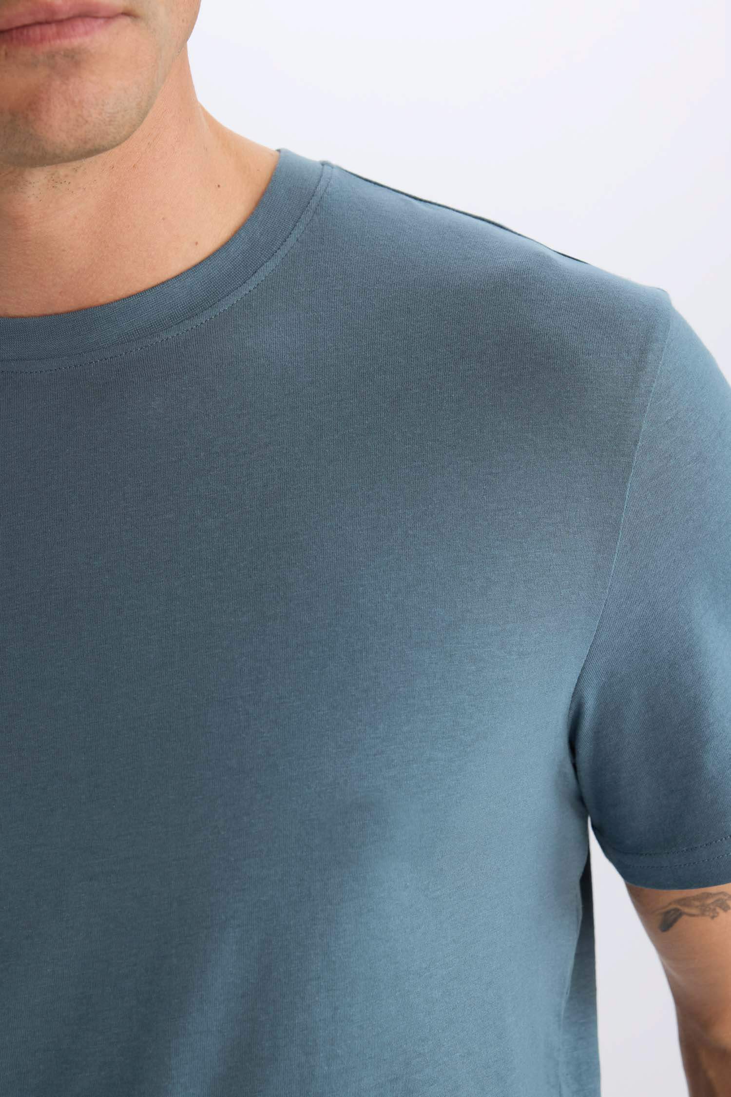 Базовая футболка стандартного кроя с круглым вырезом