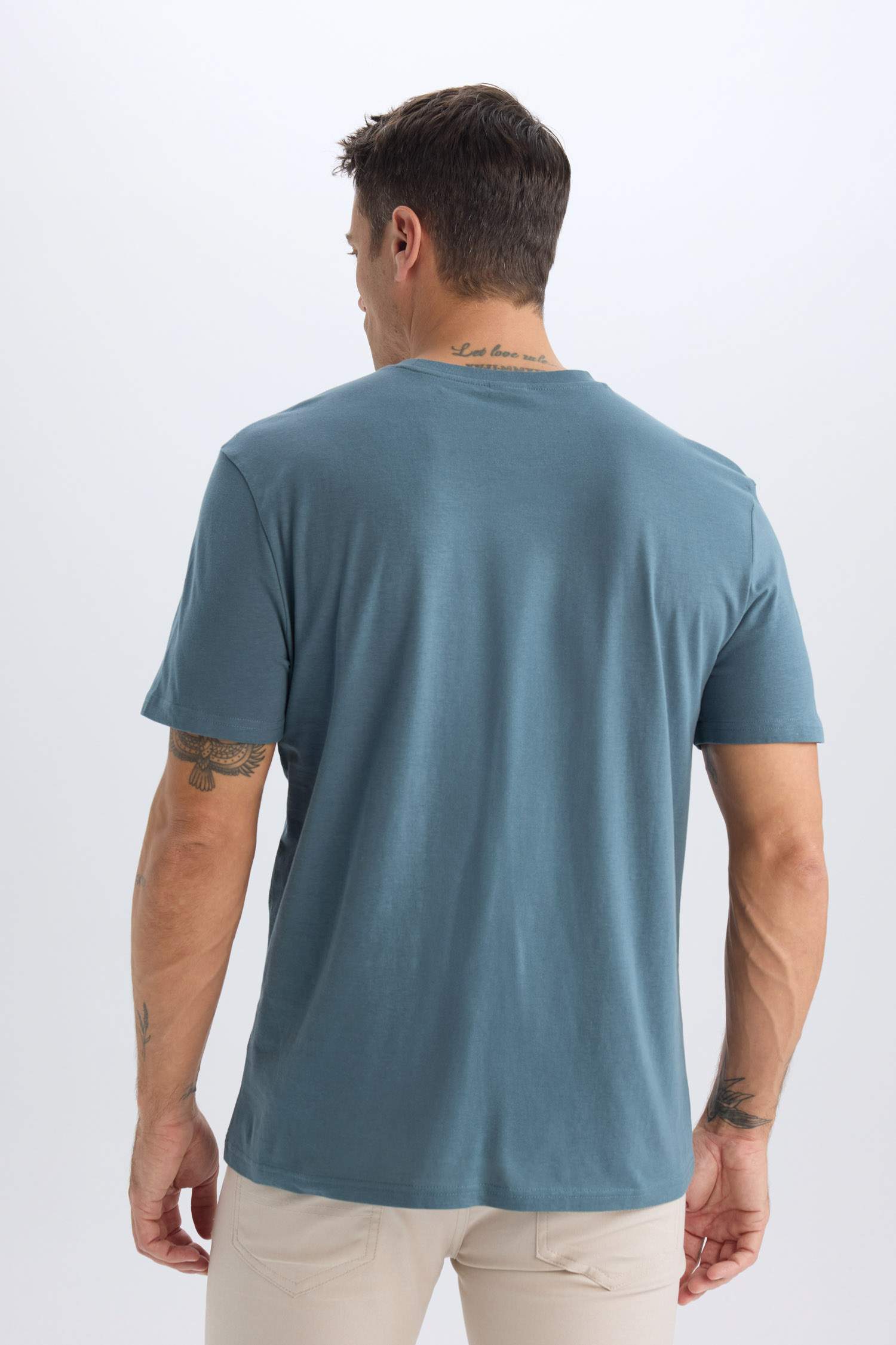 Базовая футболка стандартного кроя с круглым вырезом