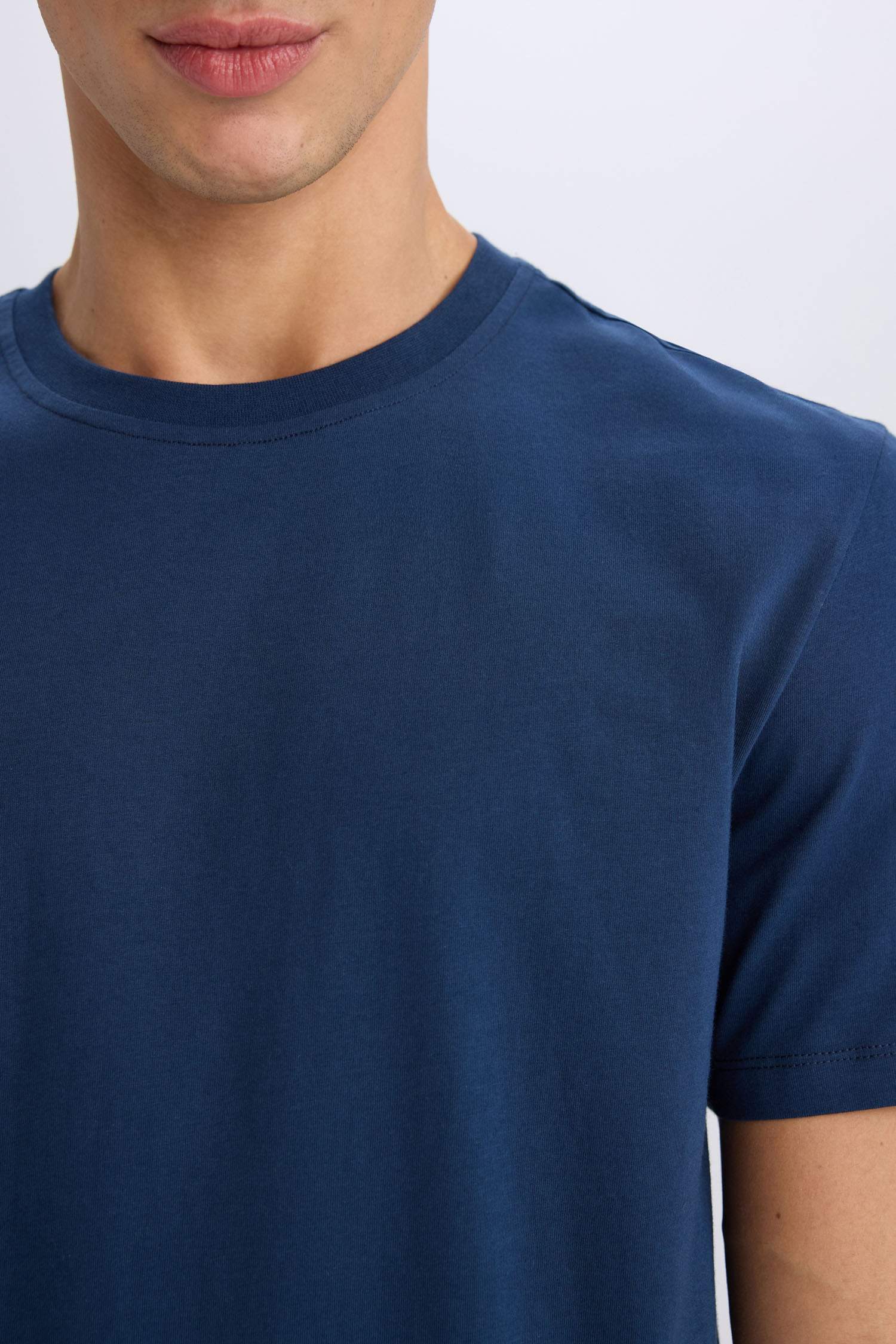 T-shirt en coton basique à col rond et manches courtes