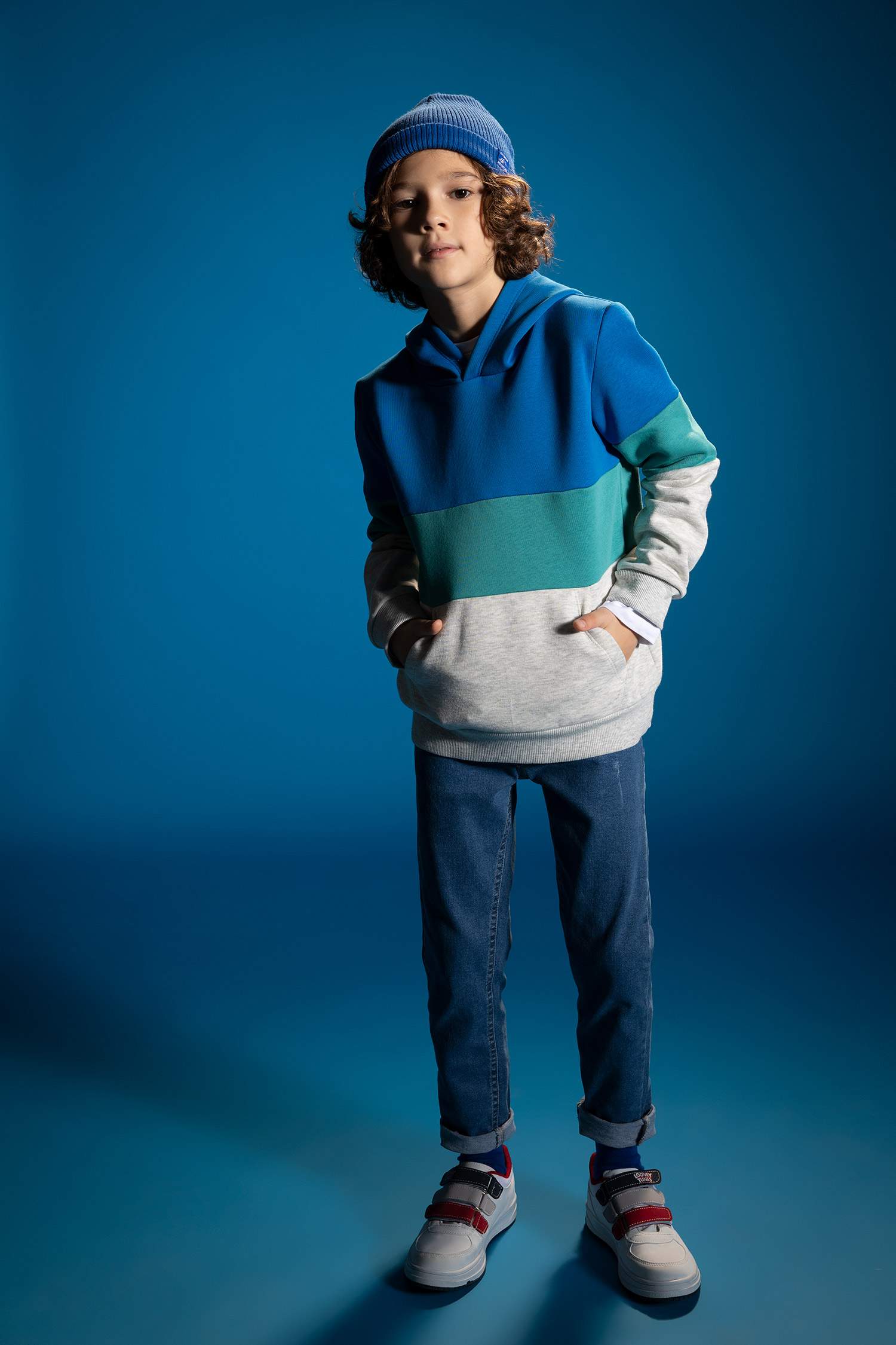 سويت شيرت ولادي بغطاء رأس