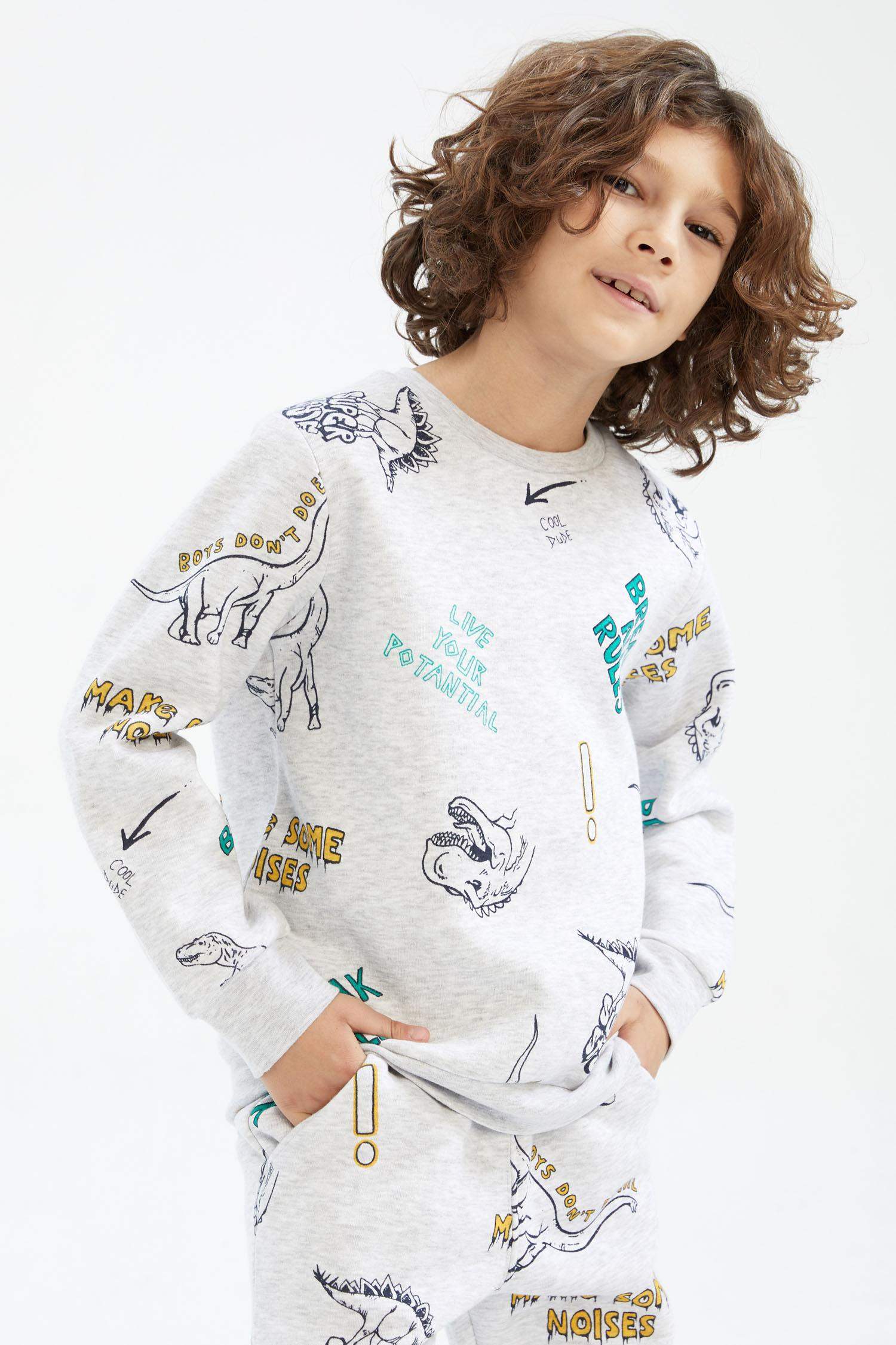 سويت شيرت ولادي قصة عادية بياقة مستديرة