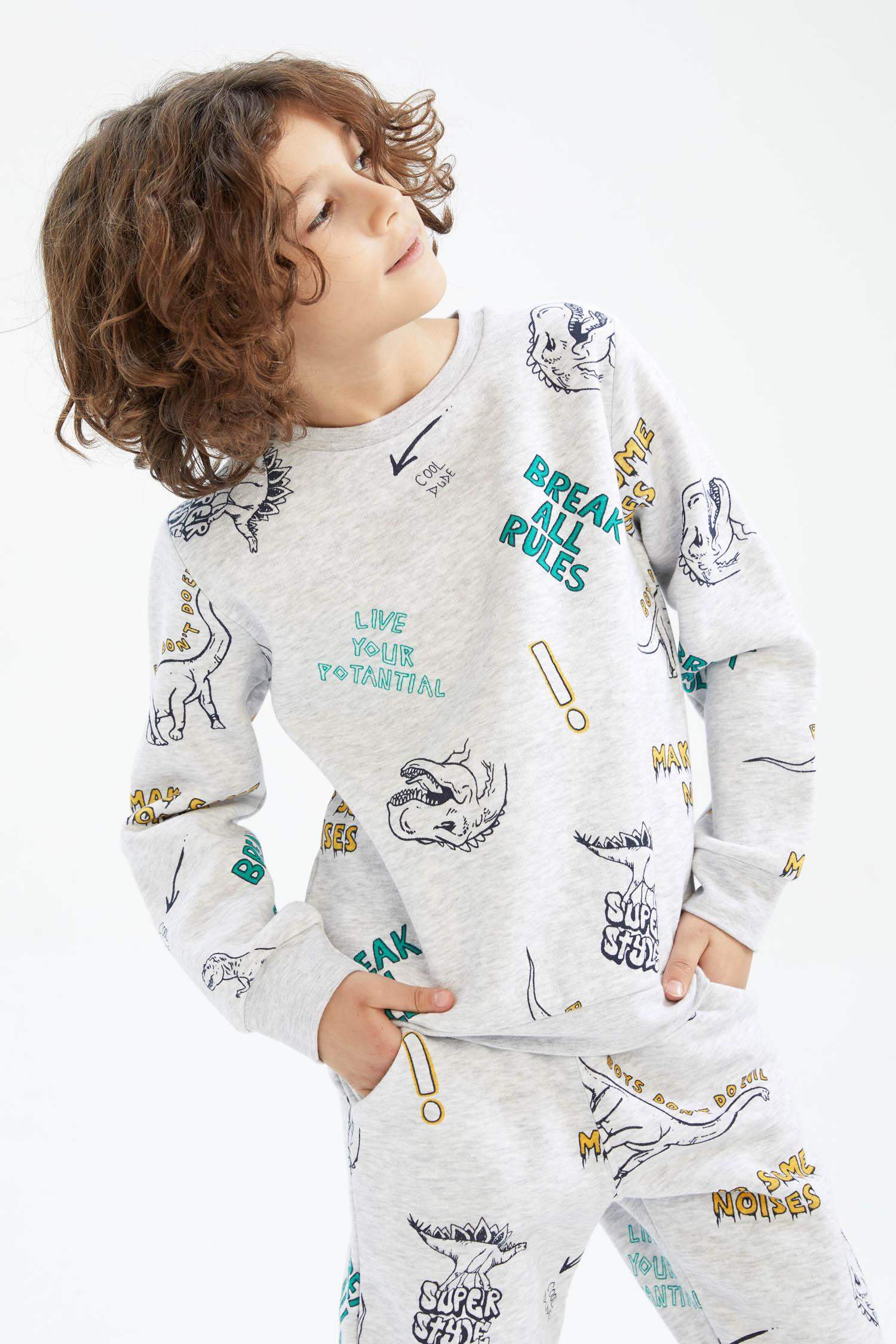 سويت شيرت ولادي قصة عادية بياقة مستديرة