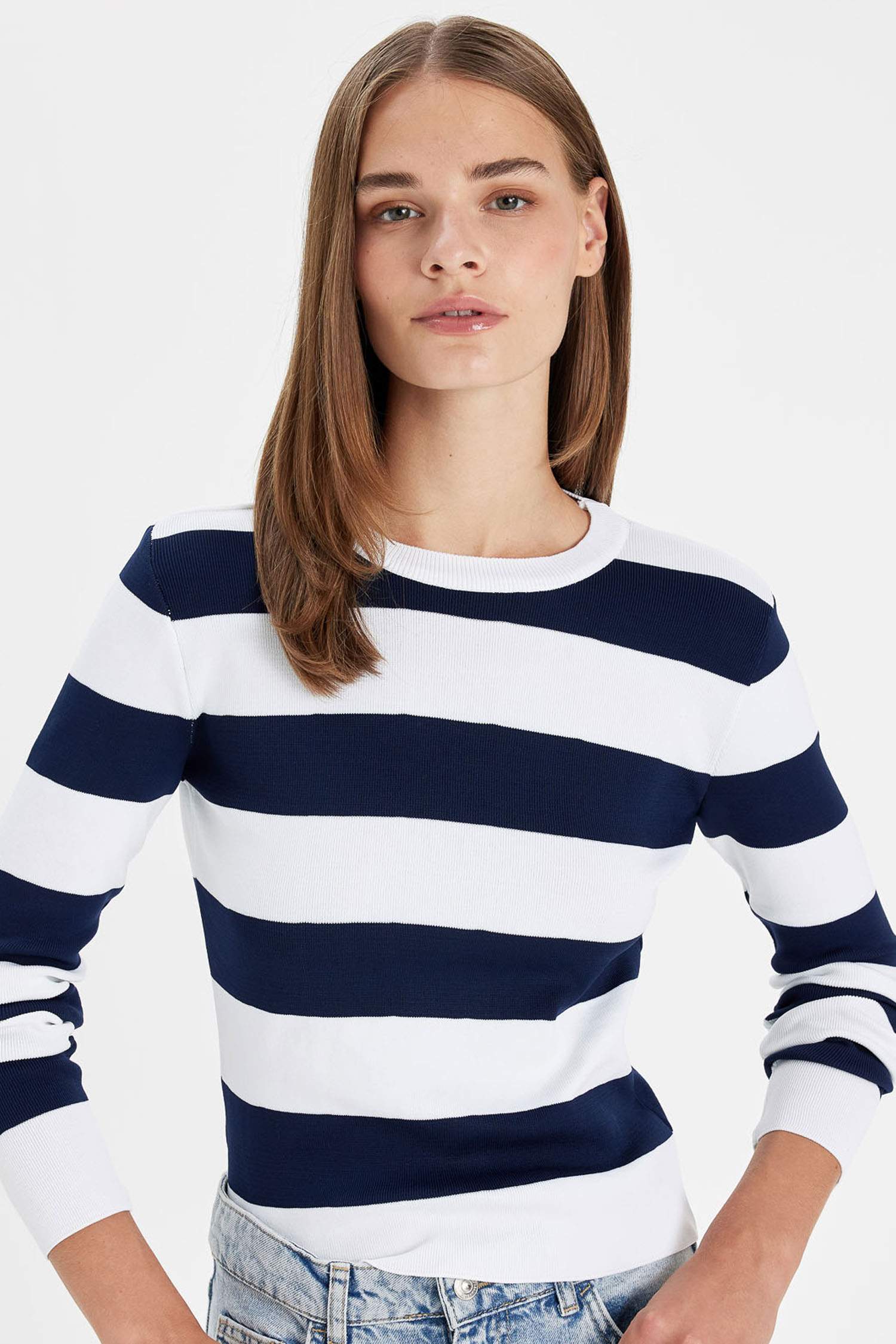 بلوفر قصة عادية برقبة مستديرة